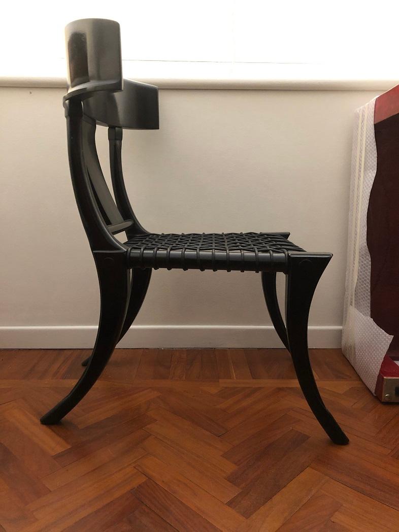 Klismos-Stühle mit Säbelbeinen aus Walnussholz und schwarzem gewebtem Leder, 4er-Set, anpassbar (Neugriechisch) im Angebot