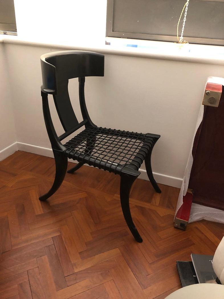 Italiano Seduta in pelle intrecciata nera con gambe a sciabola in noce Sedie Klismos personalizzabili Set da 4 in vendita
