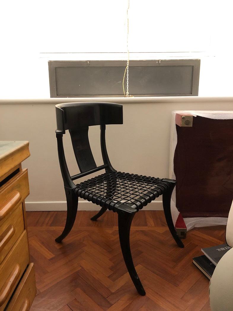 Klismos-Stühle mit Säbelbeinen aus Walnussholz und schwarzem gewebtem Leder, 4er-Set, anpassbar (Lackiert) im Angebot