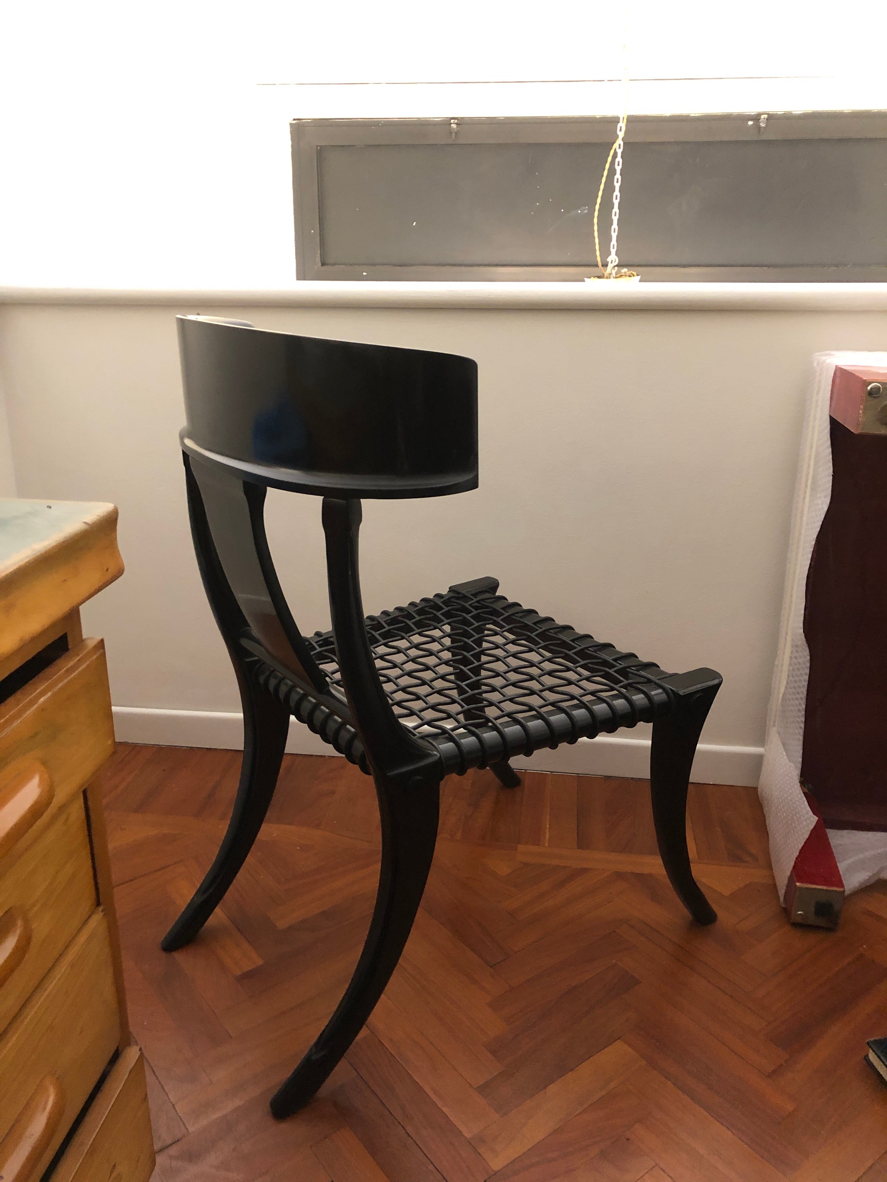 Sedie da pranzo personalizzabili Wood Wood con gambe a sciabola, legno laccato nero e sedute in pelle intrecciata nera. Disponibile in altri colori e rivestimenti. Produzione artigianale italiana di Pescetta Home Decoration.

Le Klismos sono sedie