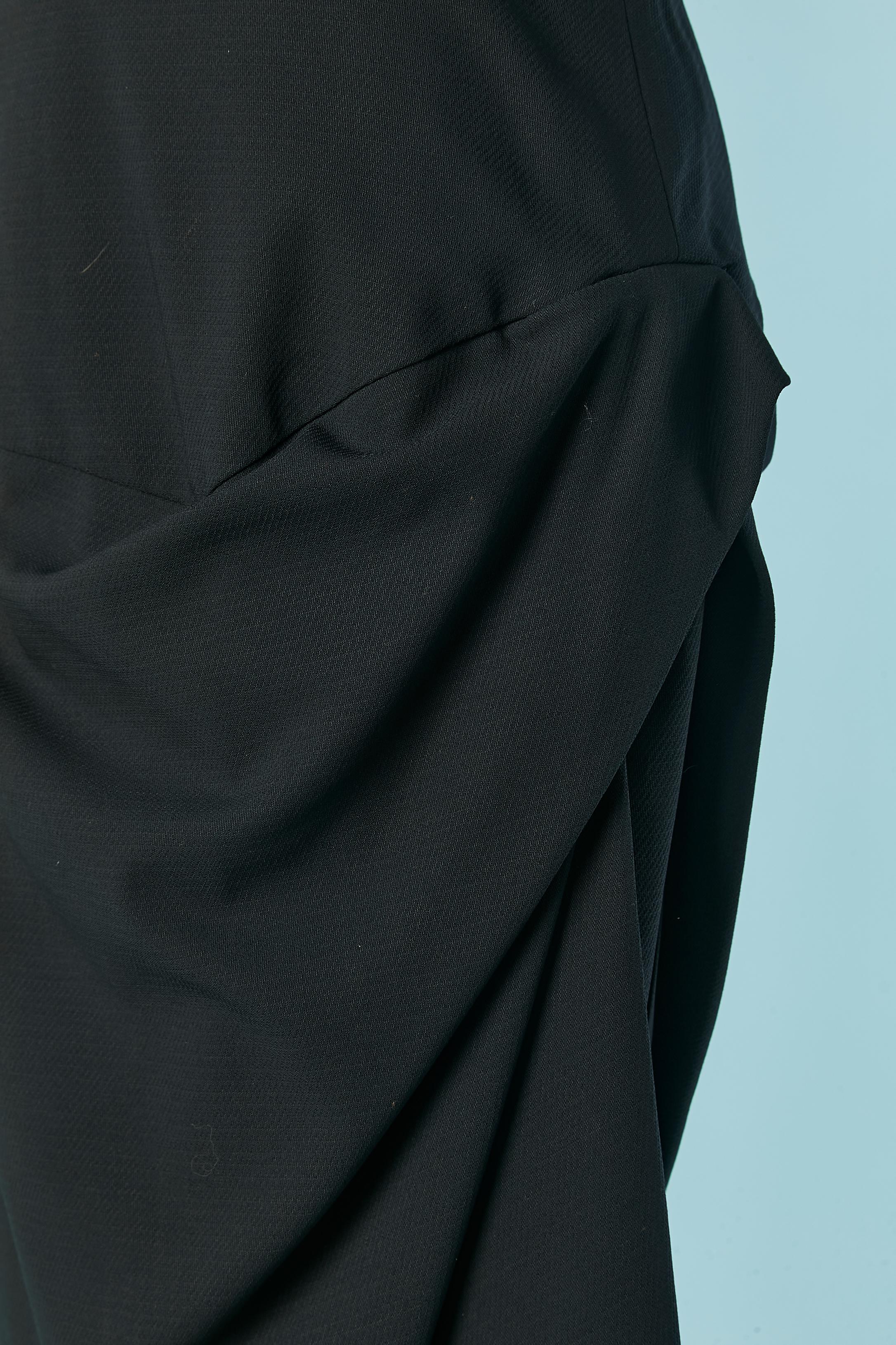 Black wrap and drape thin wool skirt. Branded lining composition: 100% rayon
Zip, button and buttonhole closure on the right side. 
SIZE 42 (It) 38 (Fr) M 