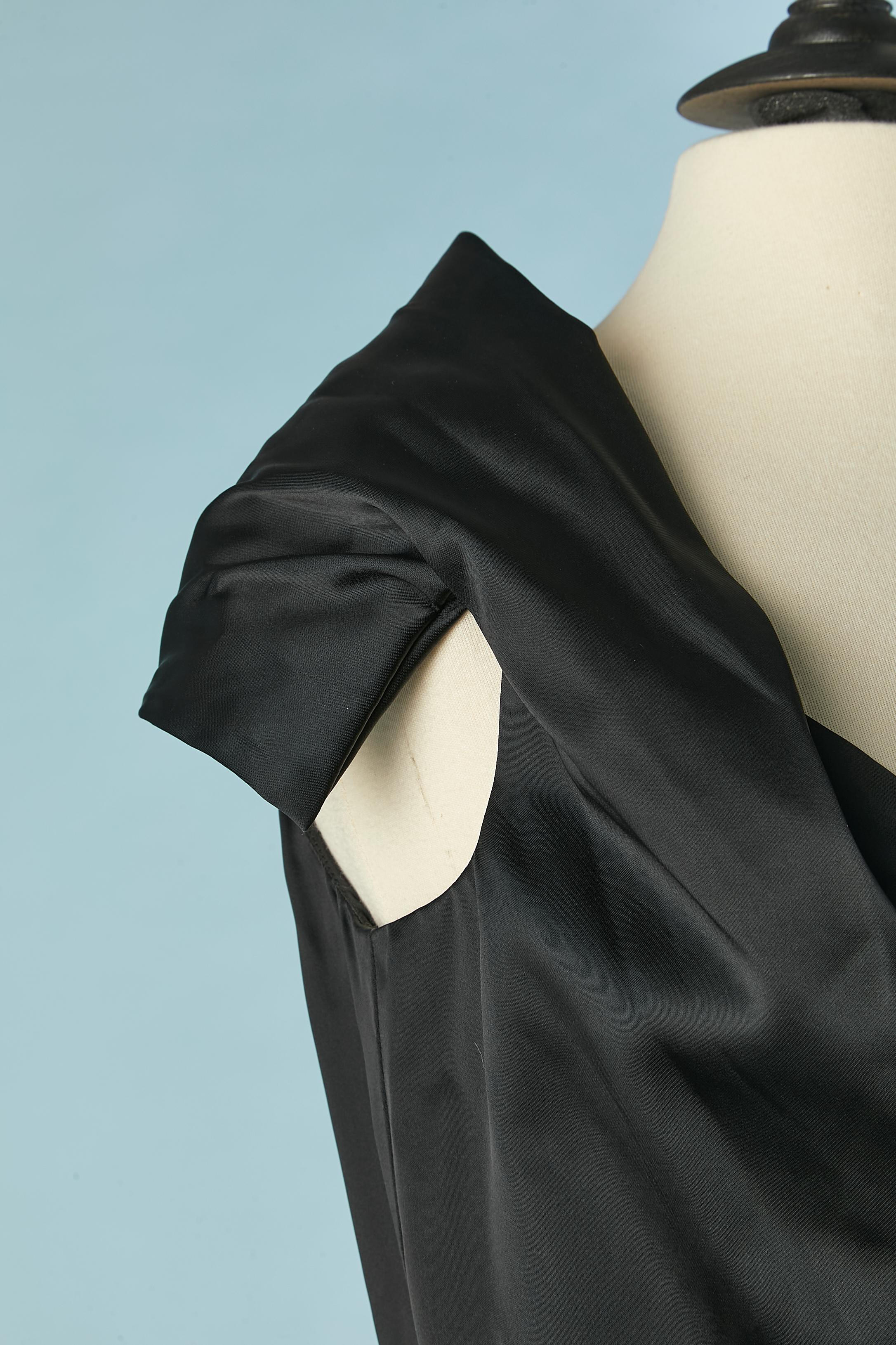 Top sans manches enveloppé noir. Composition du tissu principal : 62% acétate, 38% rayonne. Composition de la doublure : 100% rayonne. 
Fermeture à bouton de marque sur le côté gauche + un bouton supplémentaire fourni. 
NOUVEAU AVEC ÉTIQUETTE
TAILLE