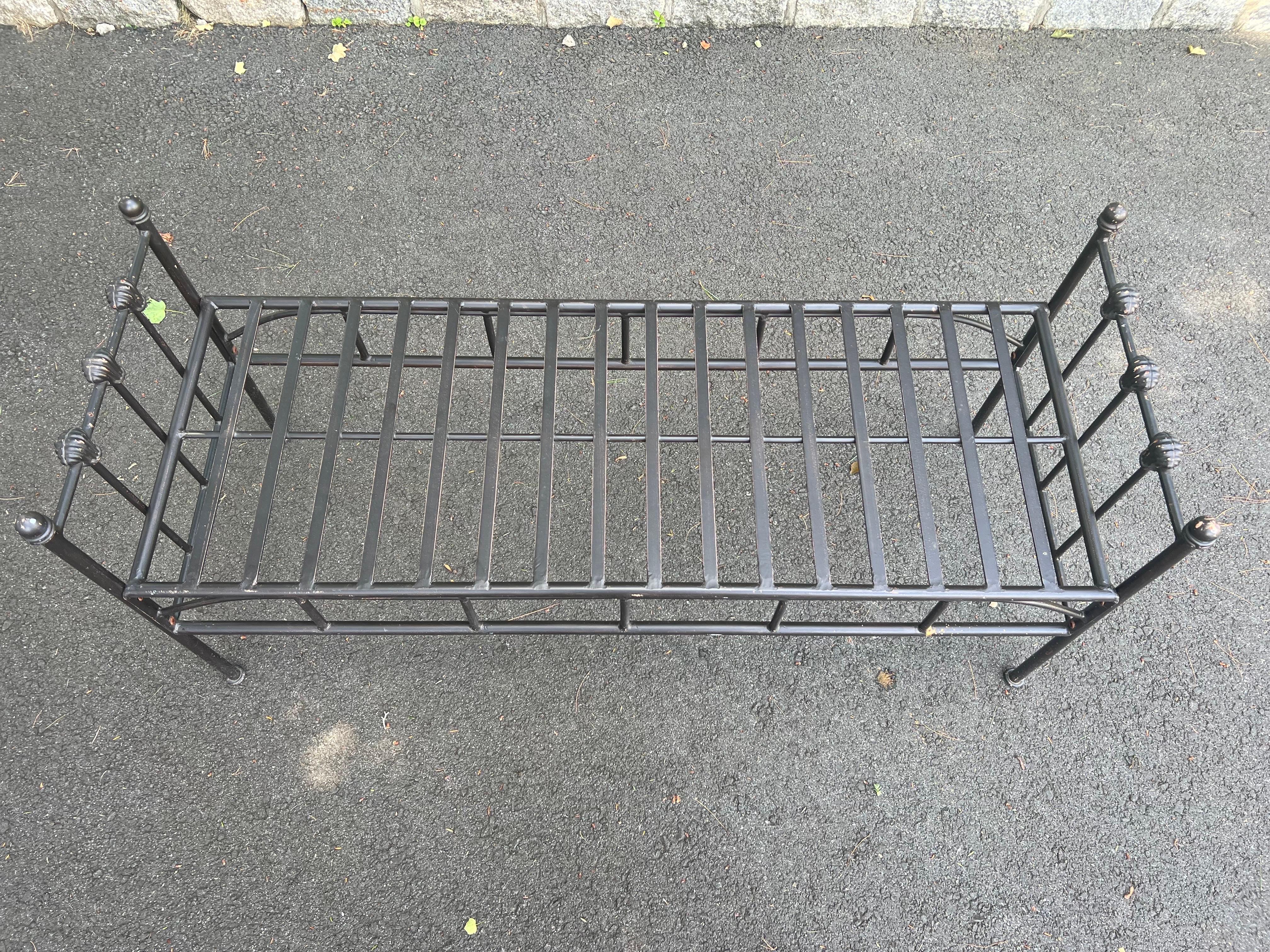 Black Wrought Iron Bench im Angebot 5