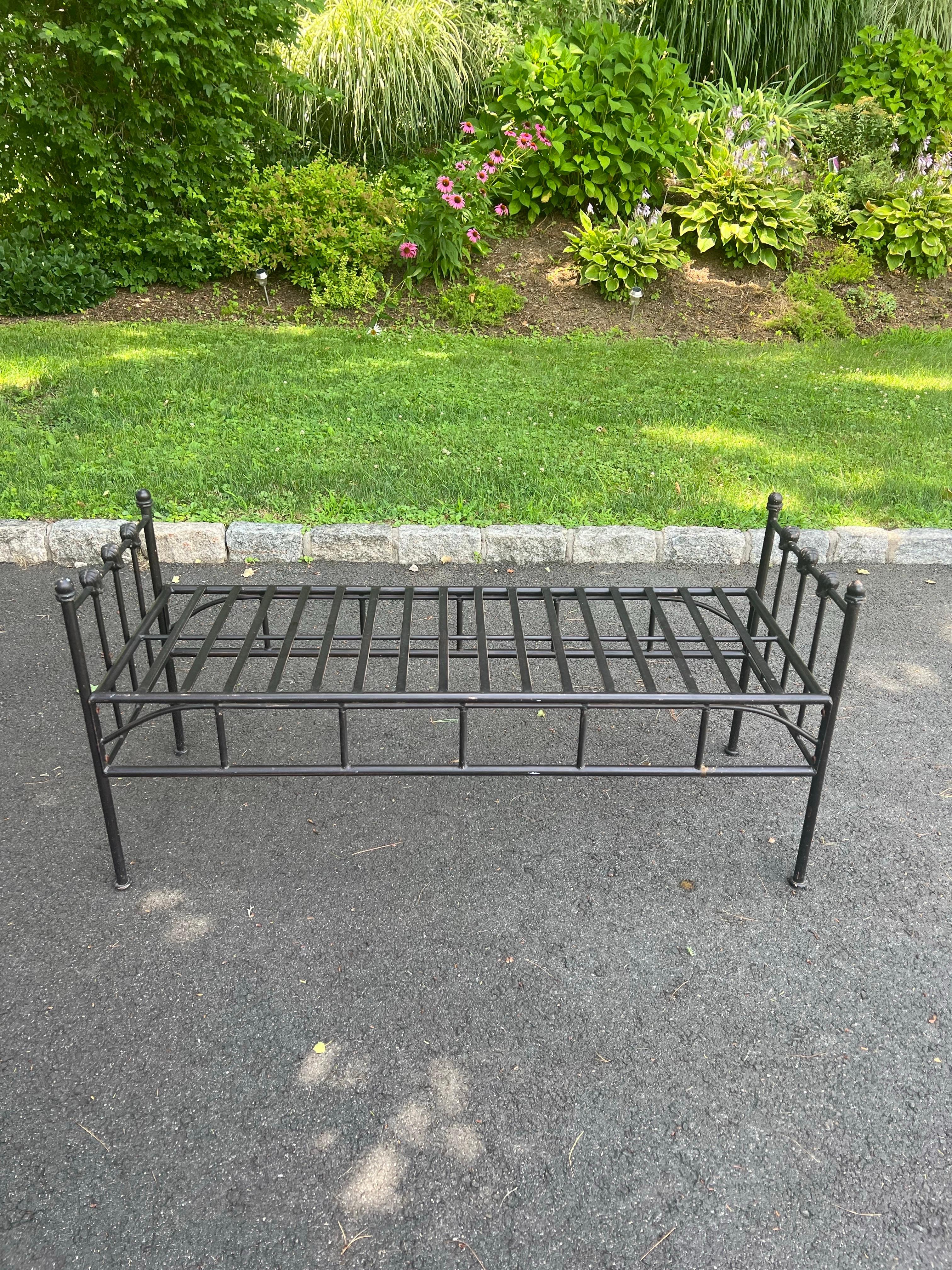 Black Wrought Iron Bench im Zustand „Gut“ im Angebot in Redding, CT
