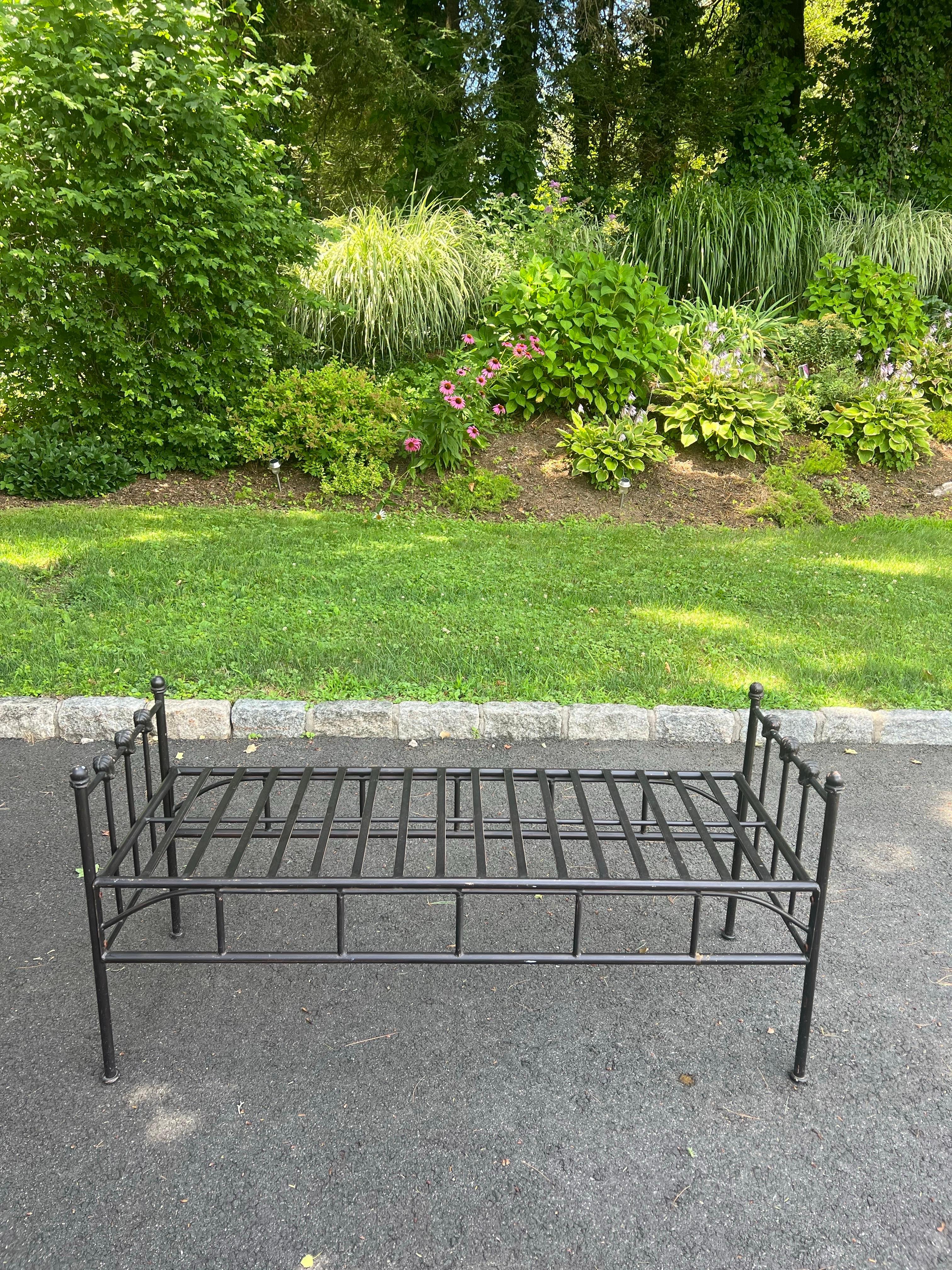 Black Wrought Iron Bench (Ende des 20. Jahrhunderts) im Angebot