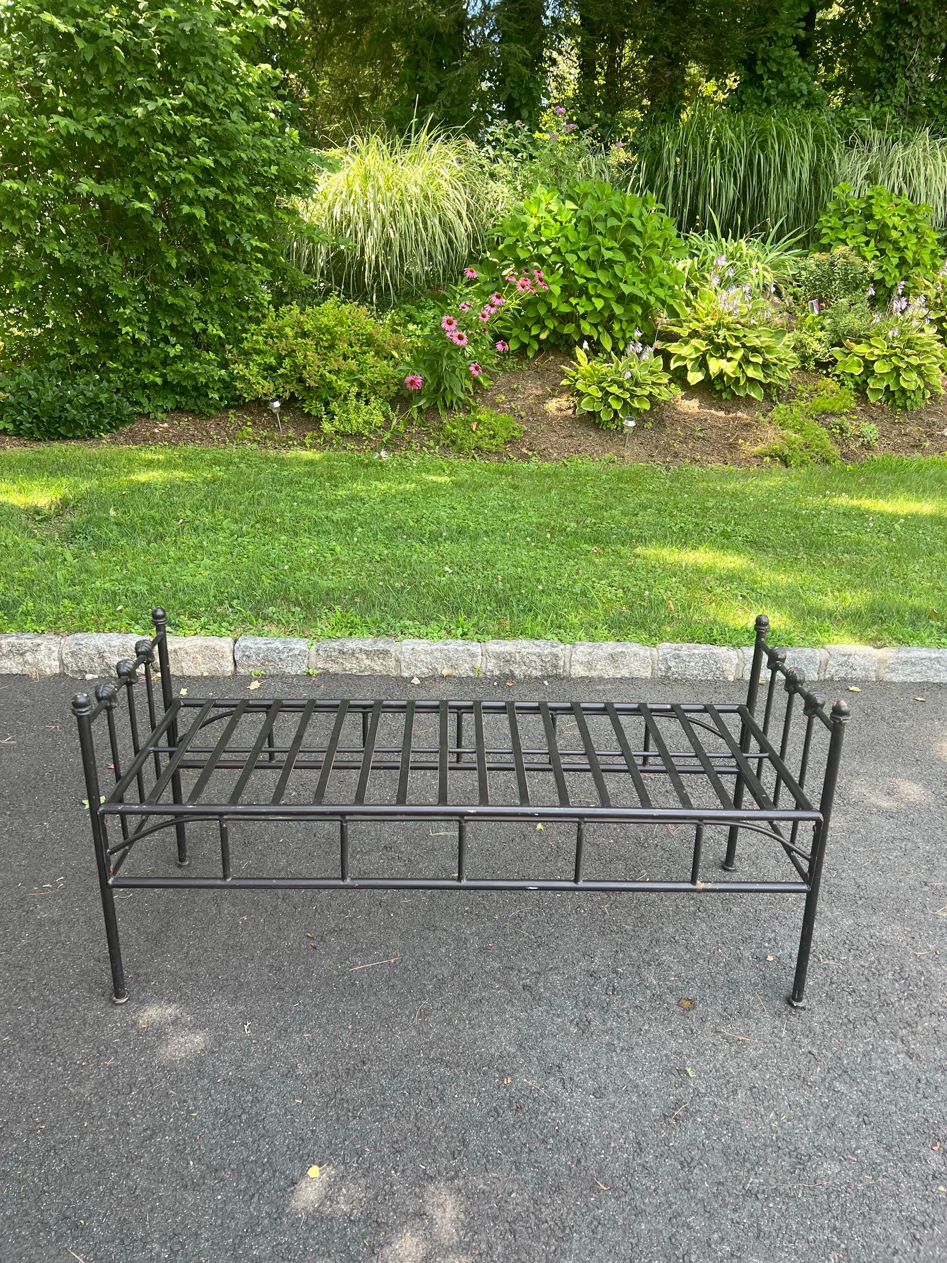 Black Wrought Iron Bench (Metall) im Angebot