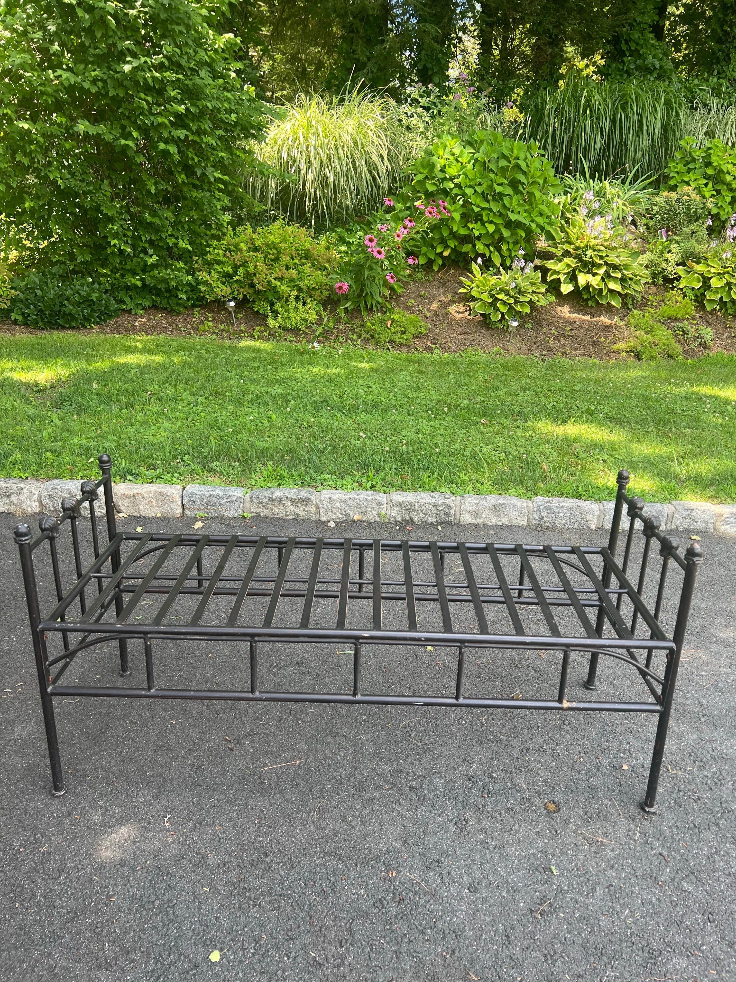 Black Wrought Iron Bench im Angebot 1