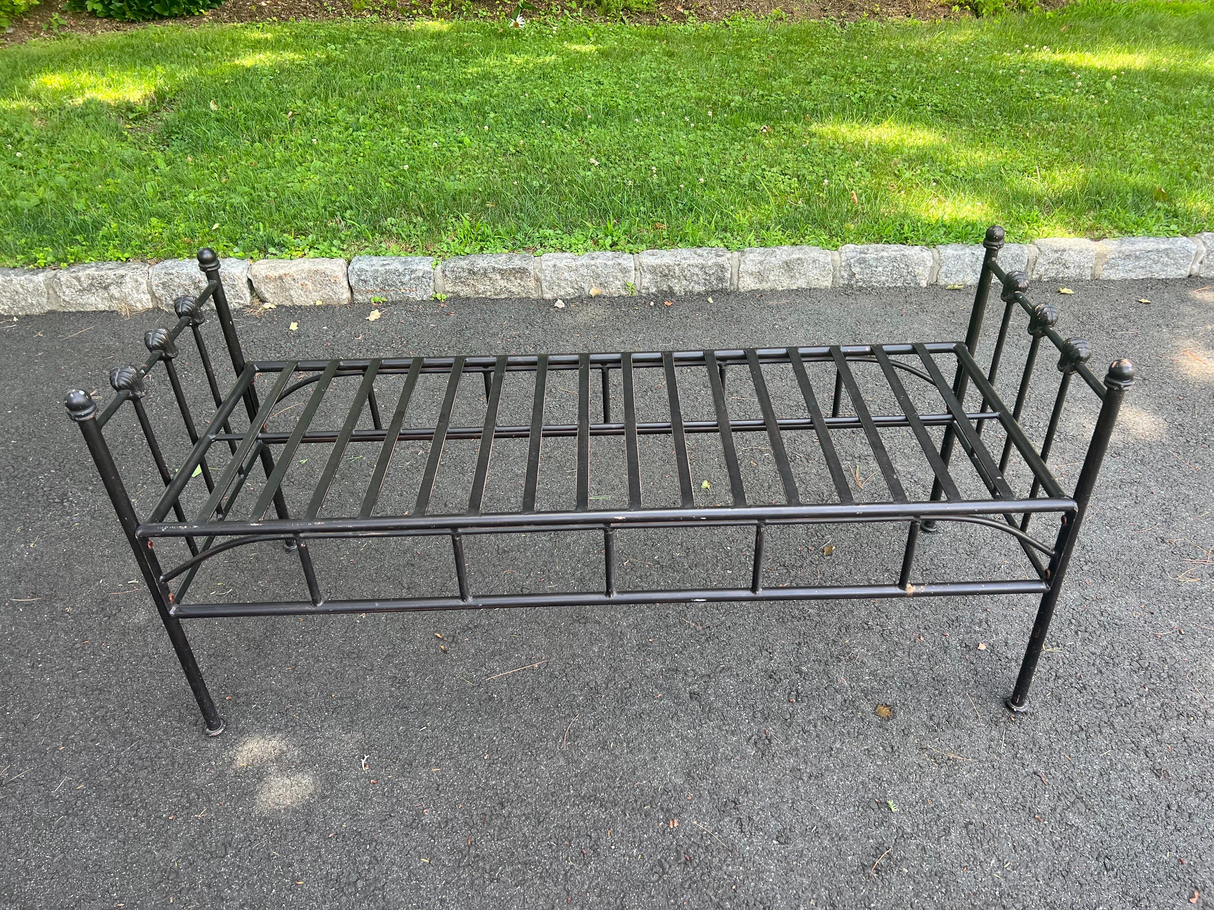 Black Wrought Iron Bench im Angebot 2
