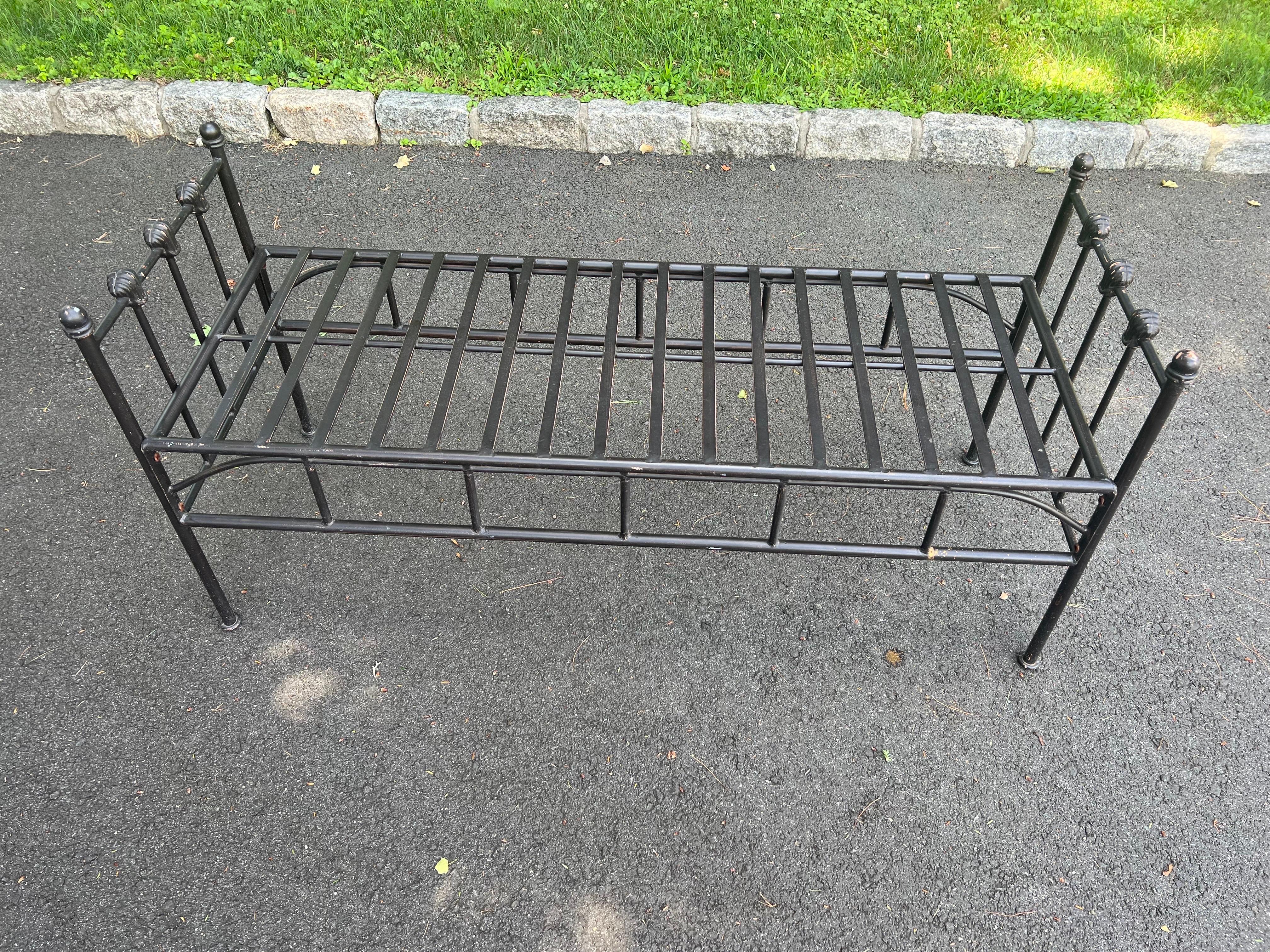 Black Wrought Iron Bench im Angebot 3