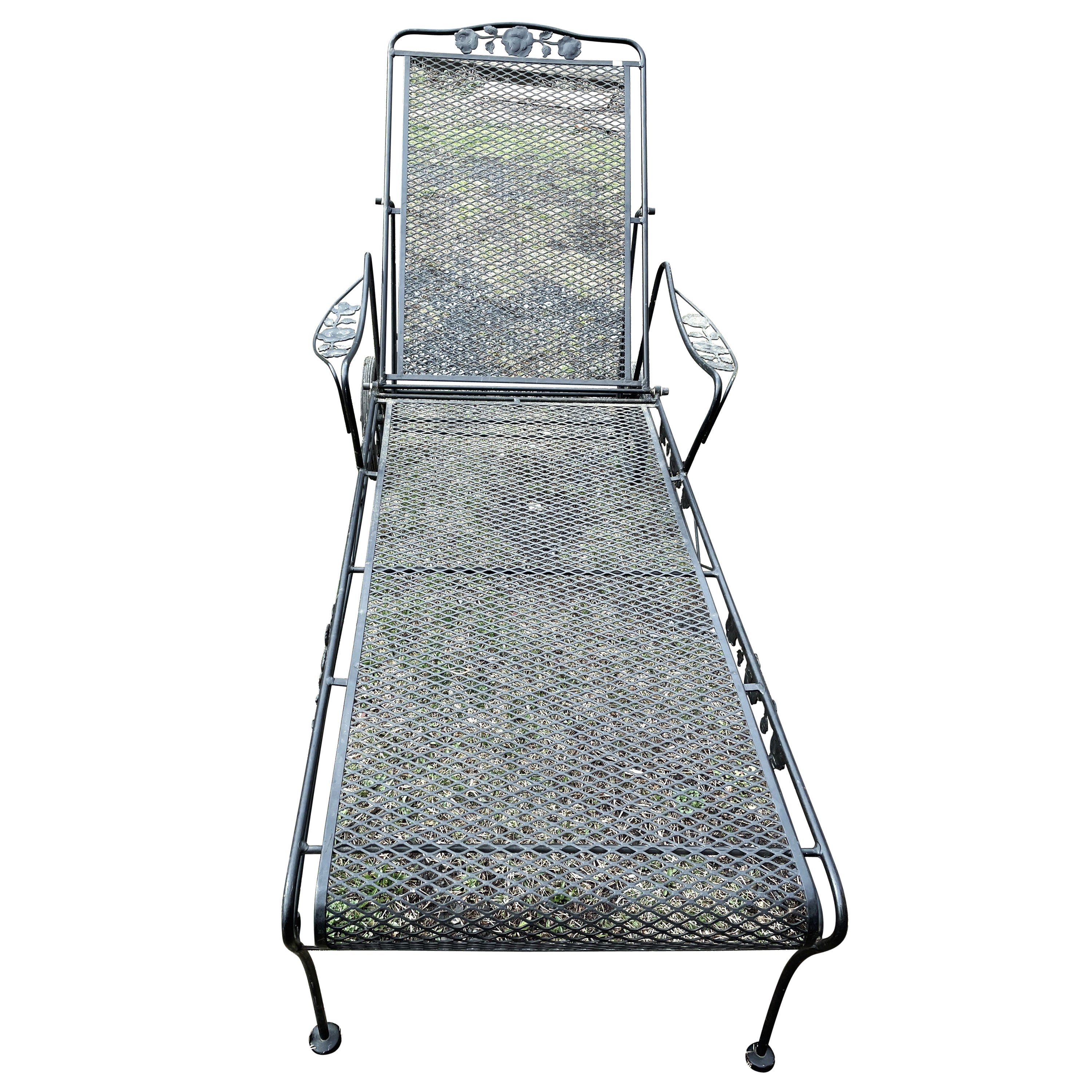 Chaise Lounge in ferro battuto nero con motivo a rose e foglie in stile Woodard