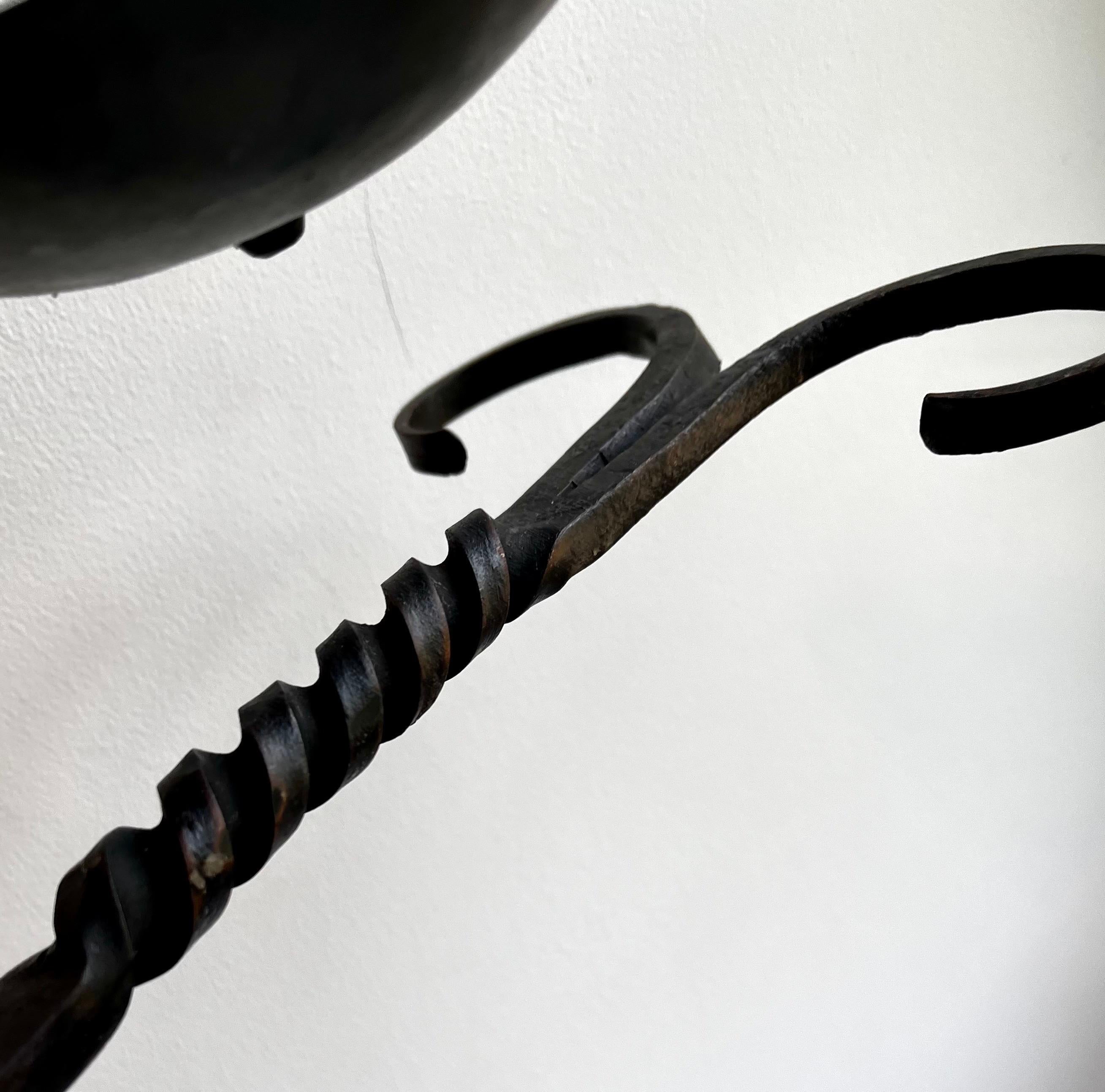 Schwarzer schmiedeeiserner Chamberstick-Kerzenständer, Künstler unbekannt im Angebot 3