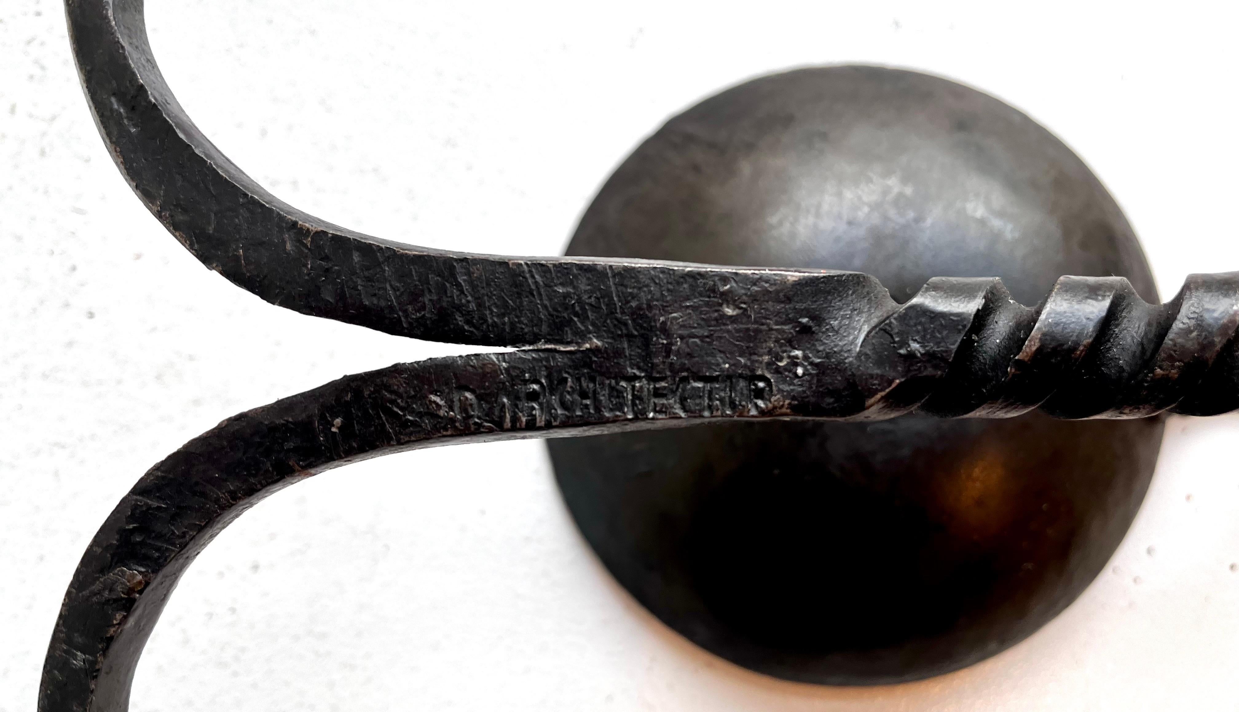 Schwarzer schmiedeeiserner Chamberstick-Kerzenständer, Künstler unbekannt im Angebot 4