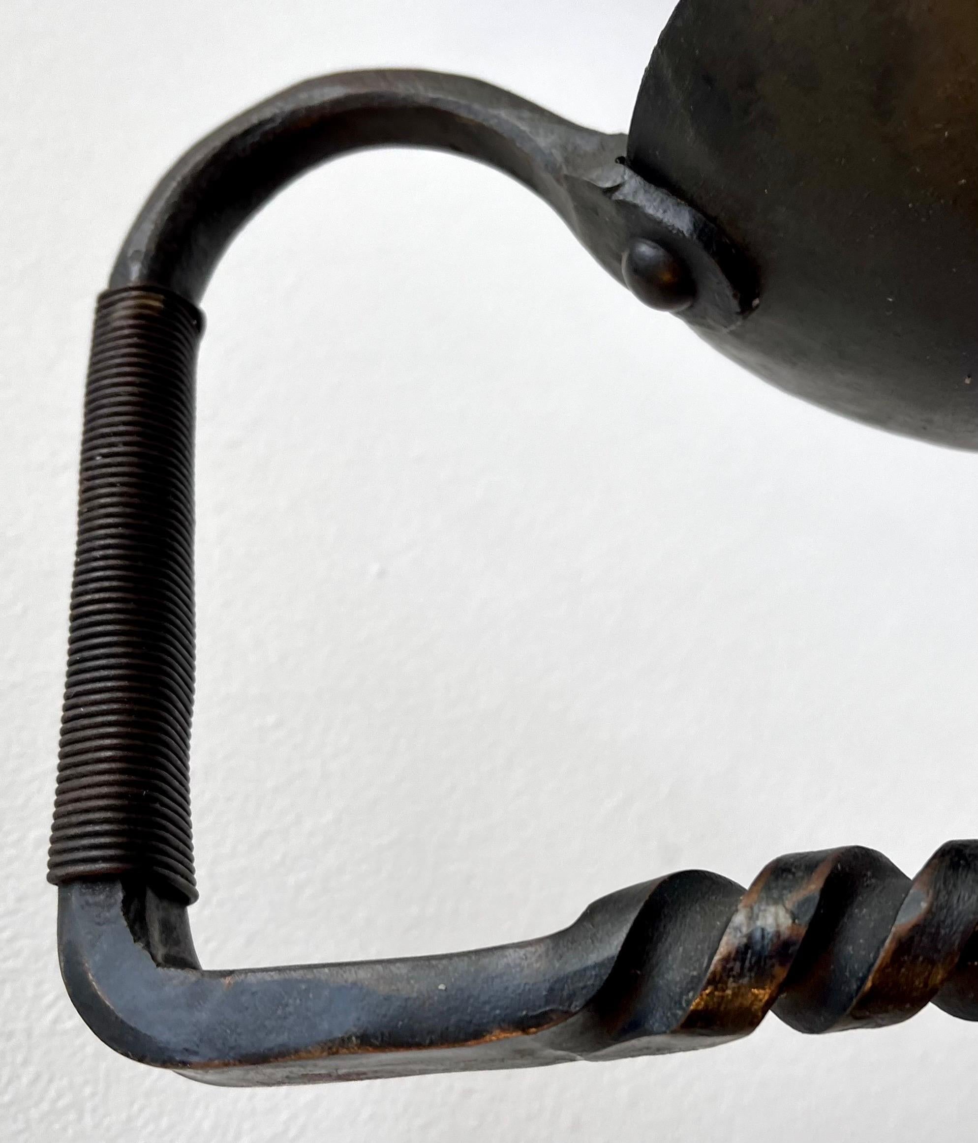 Schwarzer schmiedeeiserner Chamberstick-Kerzenständer, Künstler unbekannt im Angebot 5