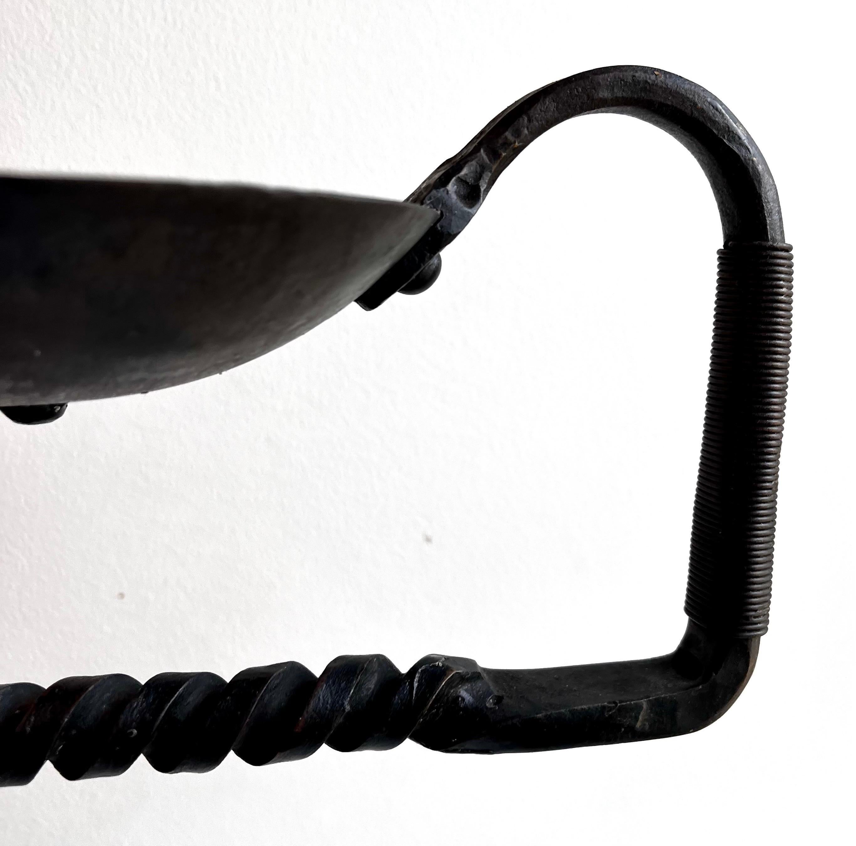 Schwarzer schmiedeeiserner Chamberstick-Kerzenständer, Künstler unbekannt im Angebot 6