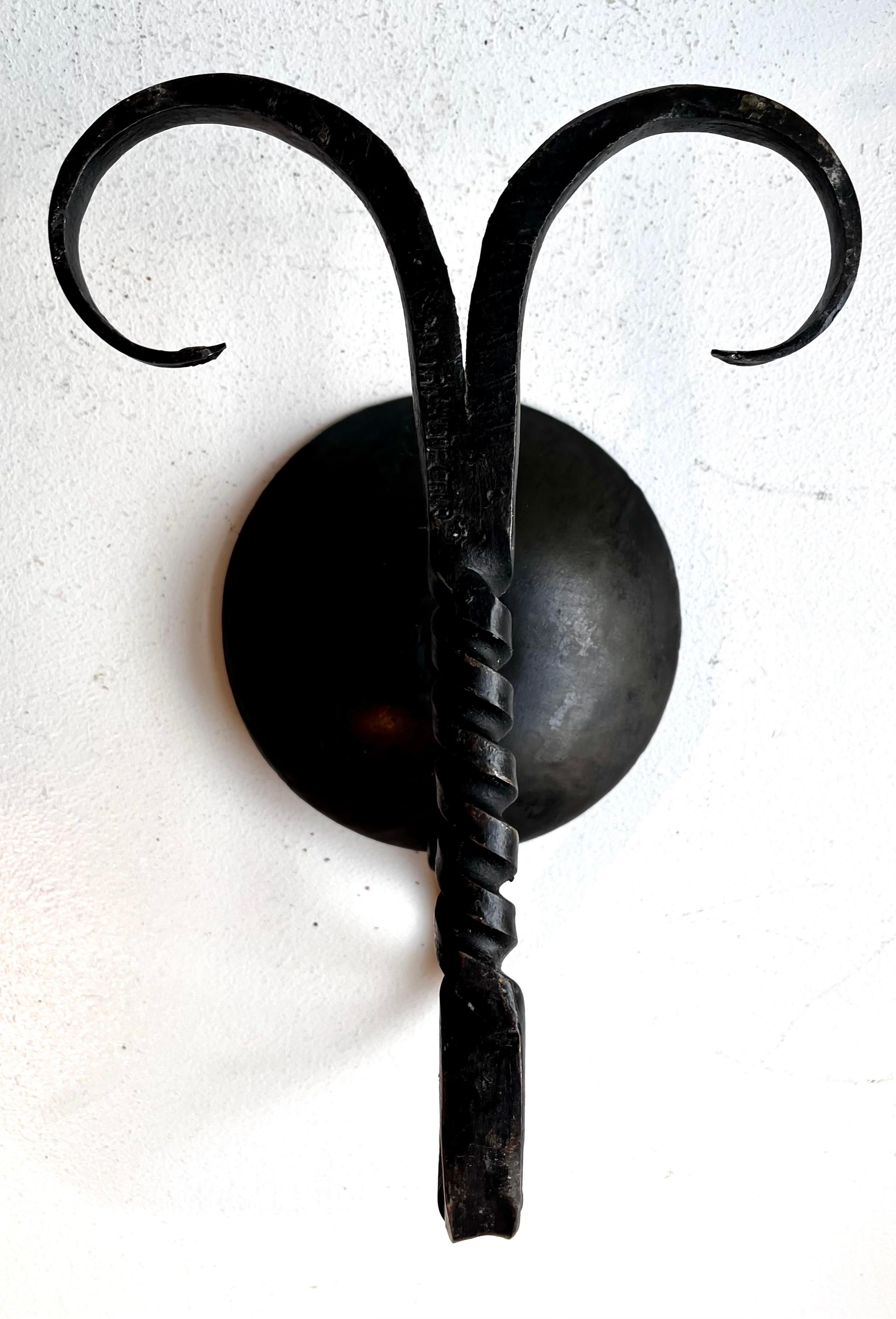 Schwarzer schmiedeeiserner Chamberstick-Kerzenständer, Künstler unbekannt im Angebot 7