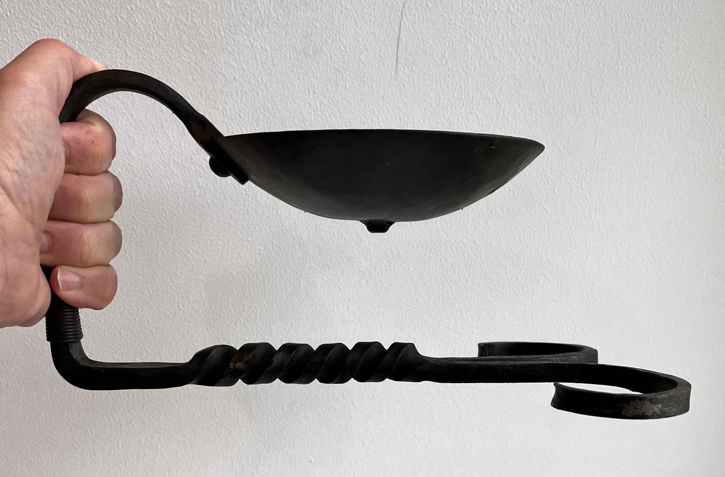 Schwarzer schmiedeeiserner Chamberstick-Kerzenständer, Künstler unbekannt im Angebot 8