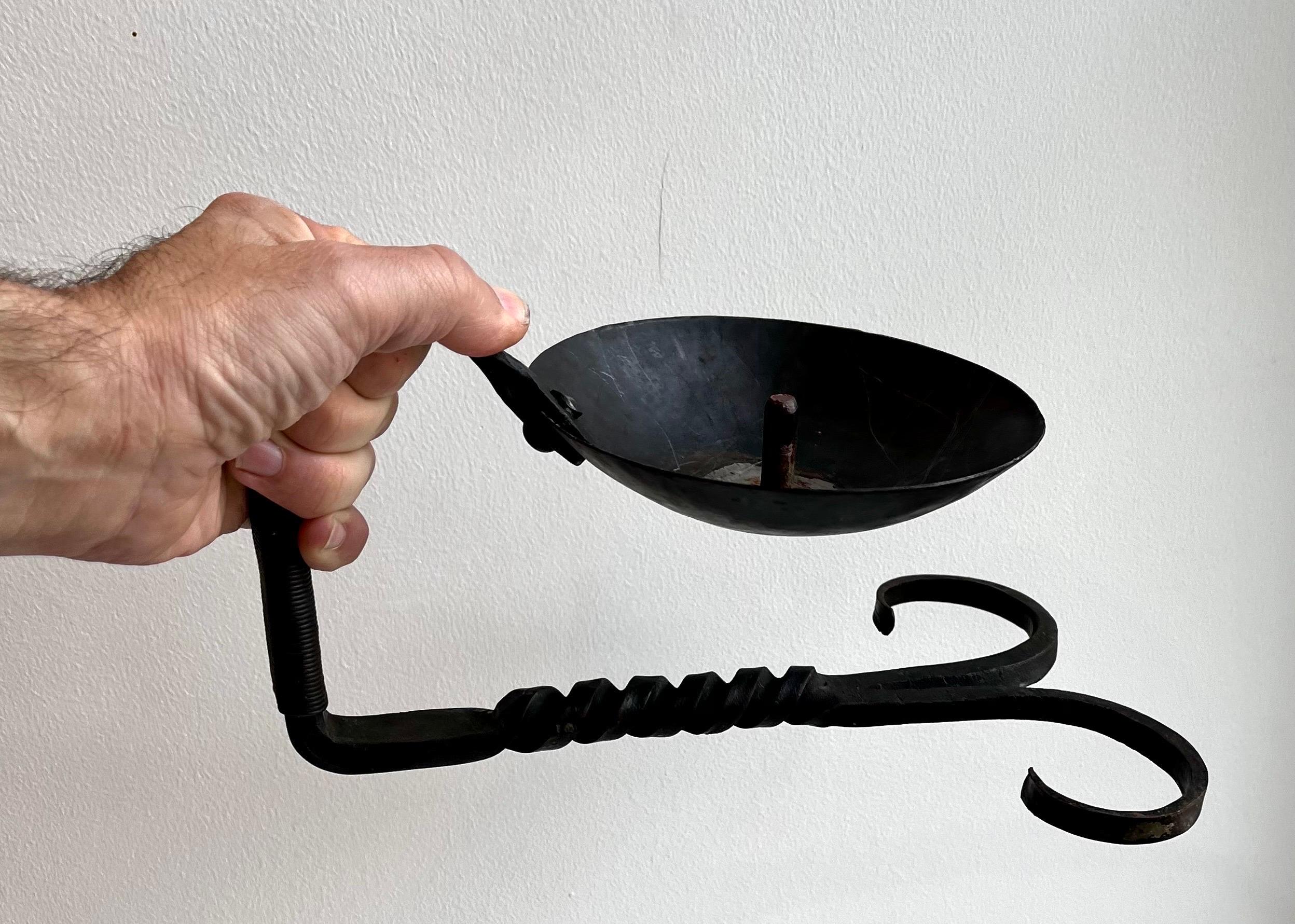 Schwarzer schmiedeeiserner Chamberstick-Kerzenständer, Künstler unbekannt im Angebot 9