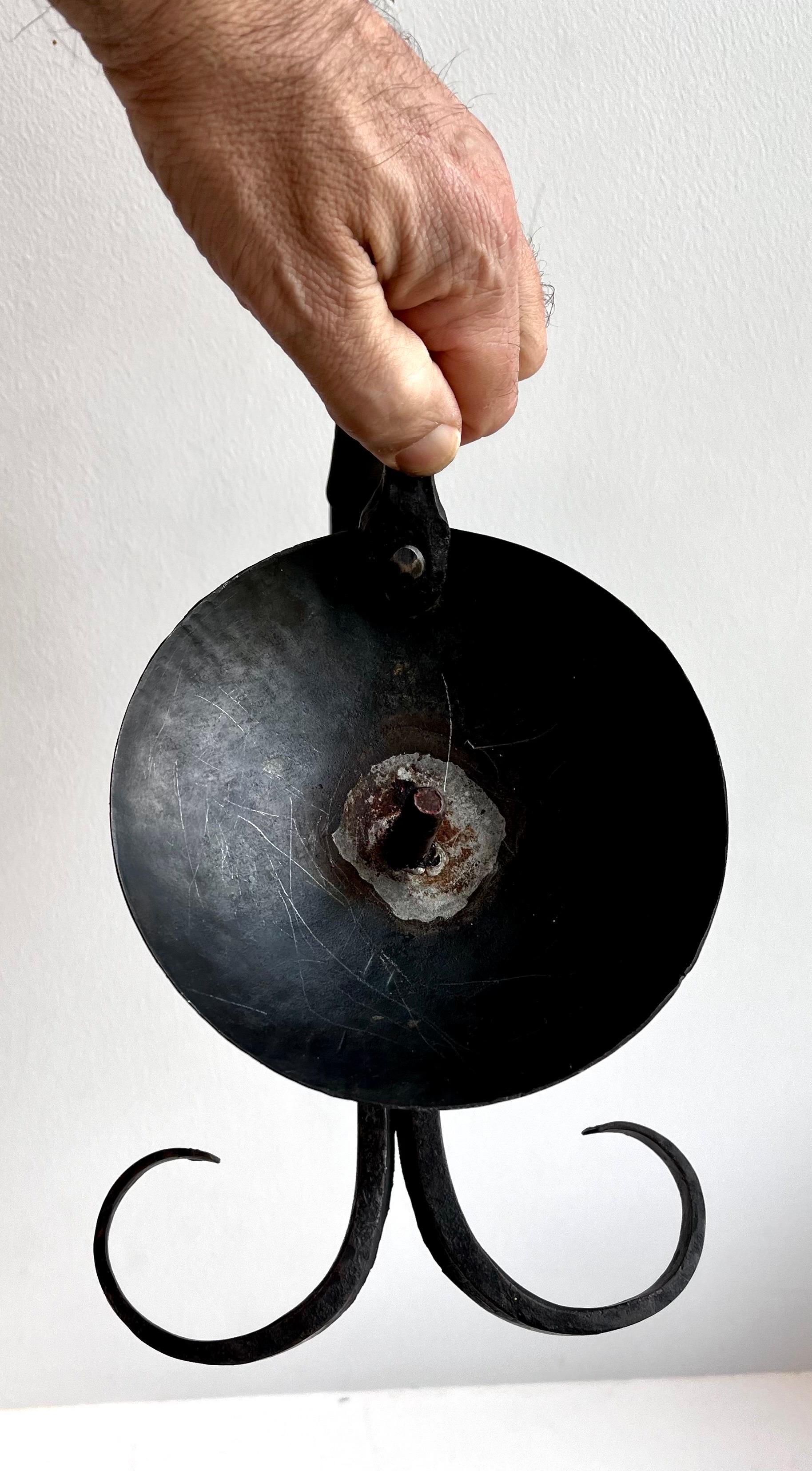 Schwarzer schmiedeeiserner Chamberstick-Kerzenständer, Künstler unbekannt im Angebot 10