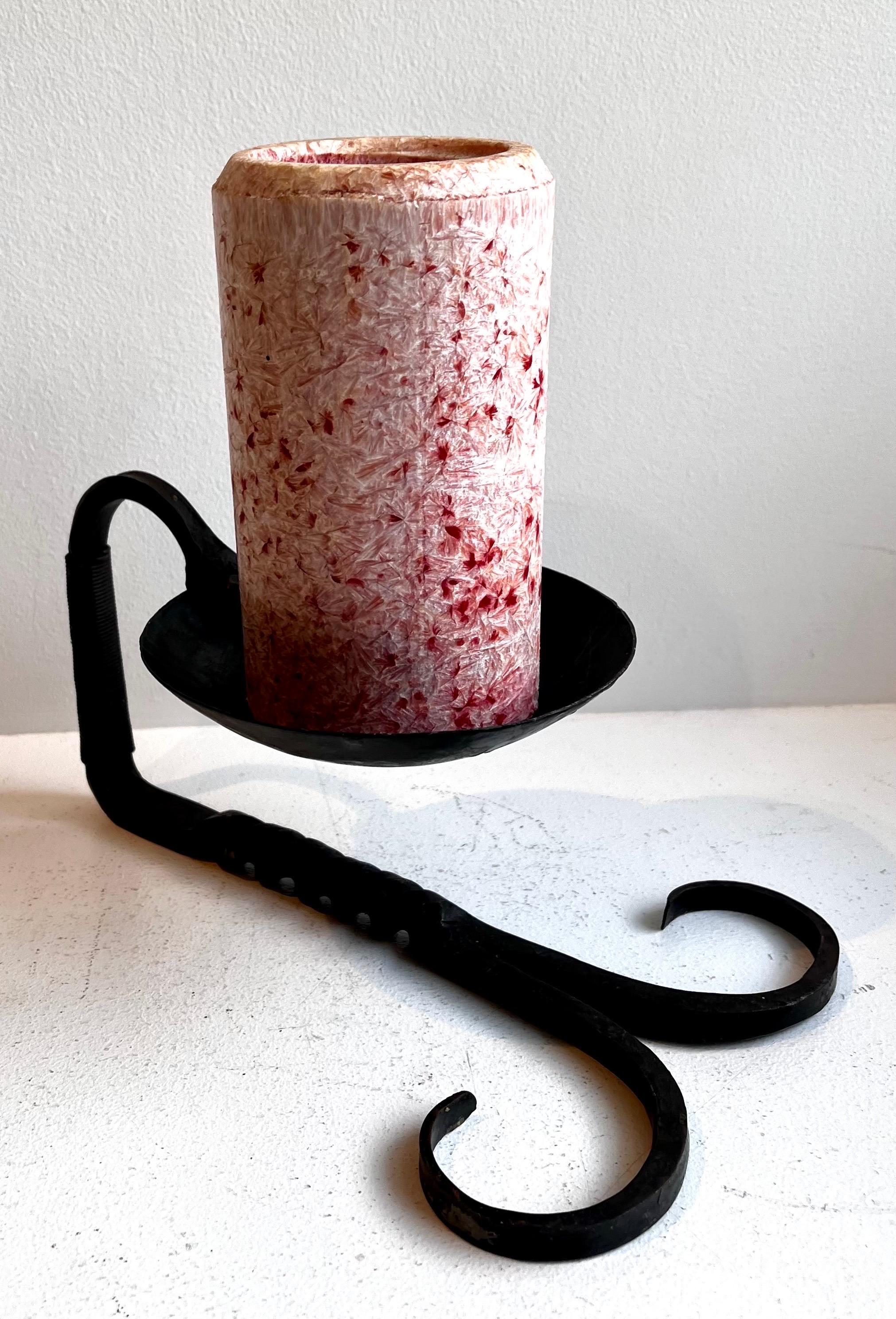 Schwarzer schmiedeeiserner Chamberstick-Kerzenständer, Künstler unbekannt im Angebot 11