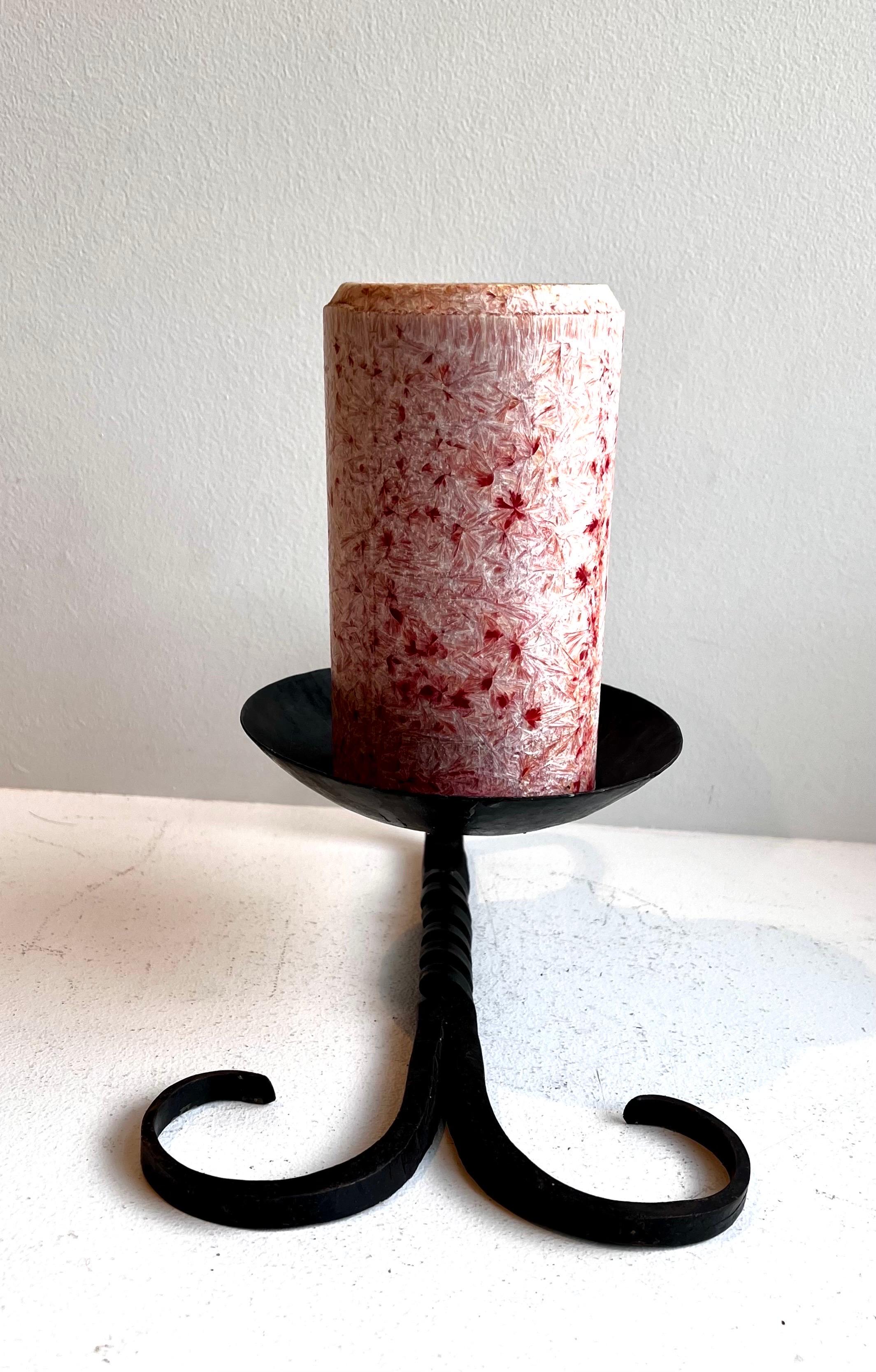 Schwarzer schmiedeeiserner Chamberstick-Kerzenständer, Künstler unbekannt im Angebot 13