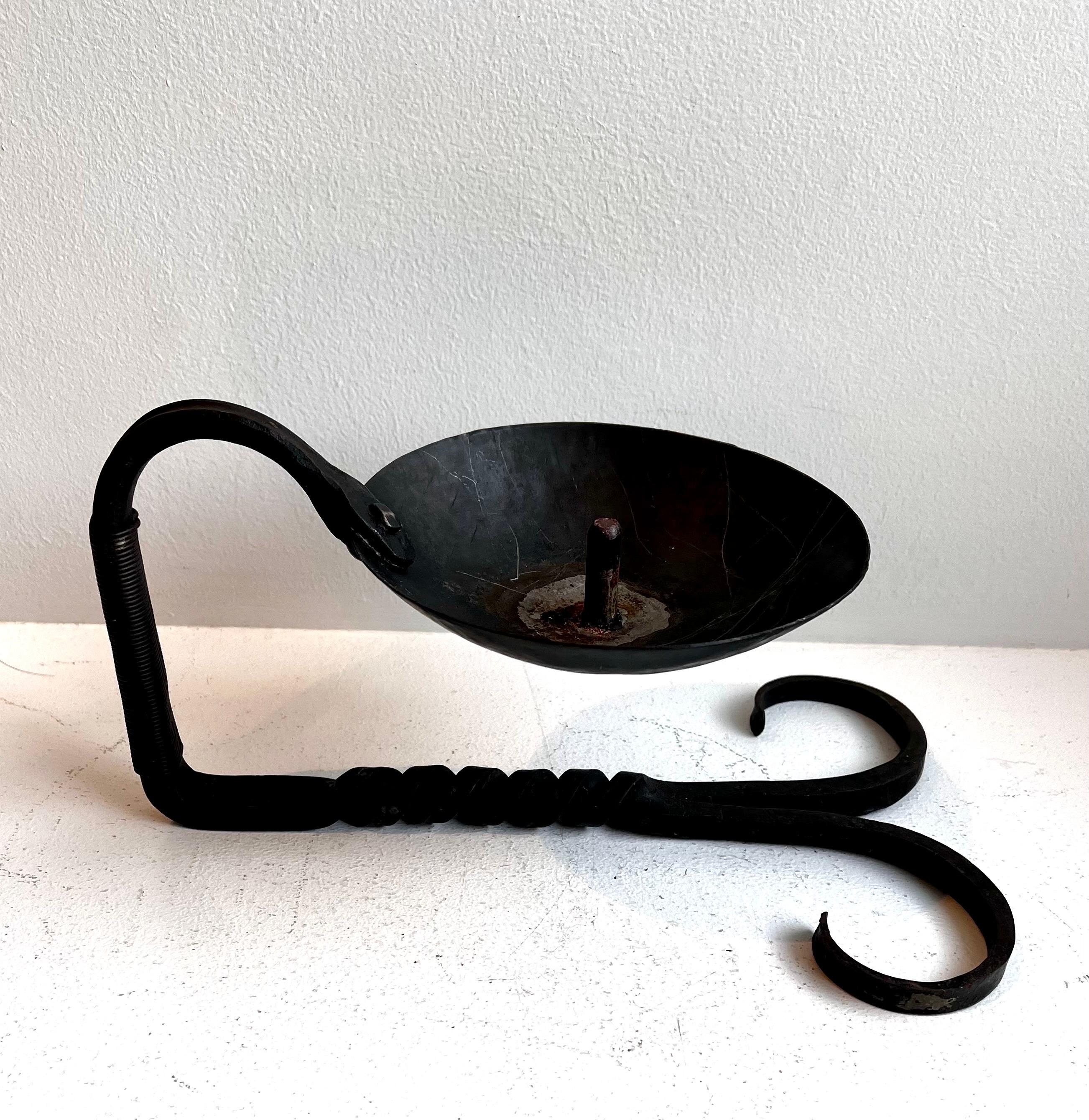 Schwarzer schmiedeeiserner Chamberstick-Kerzenständer, Künstler unbekannt (Amerikanisch Kolonial) im Angebot