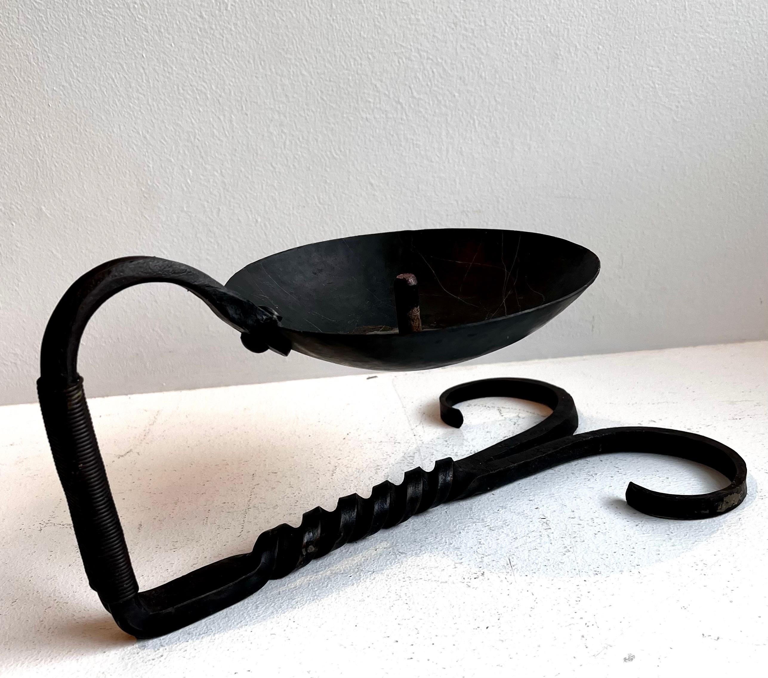 Schwarzer schmiedeeiserner Chamberstick-Kerzenständer, Künstler unbekannt (amerikanisch) im Angebot