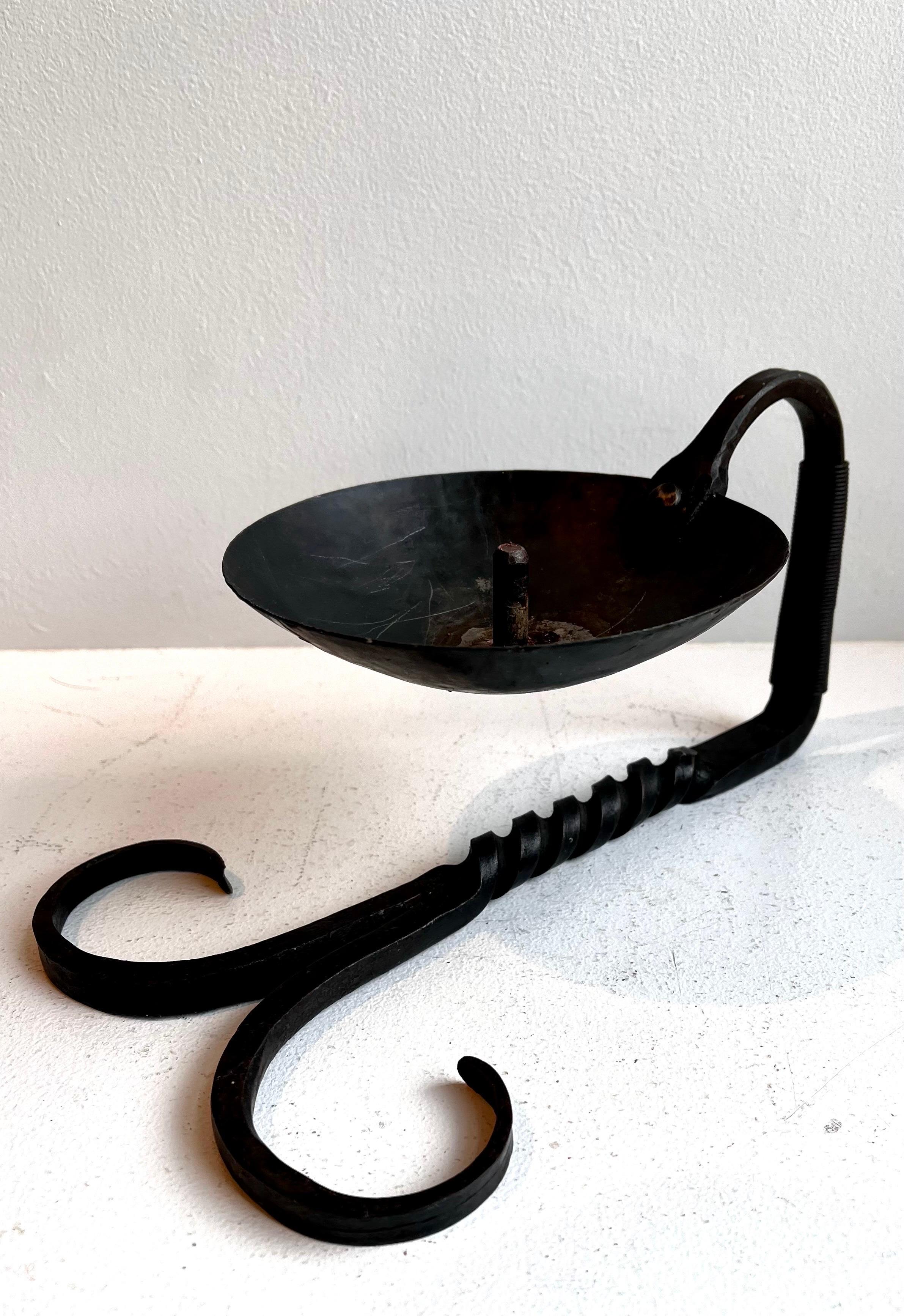 Schwarzer schmiedeeiserner Chamberstick-Kerzenständer, Künstler unbekannt im Zustand „Gut“ im Angebot in Philadelphia, PA