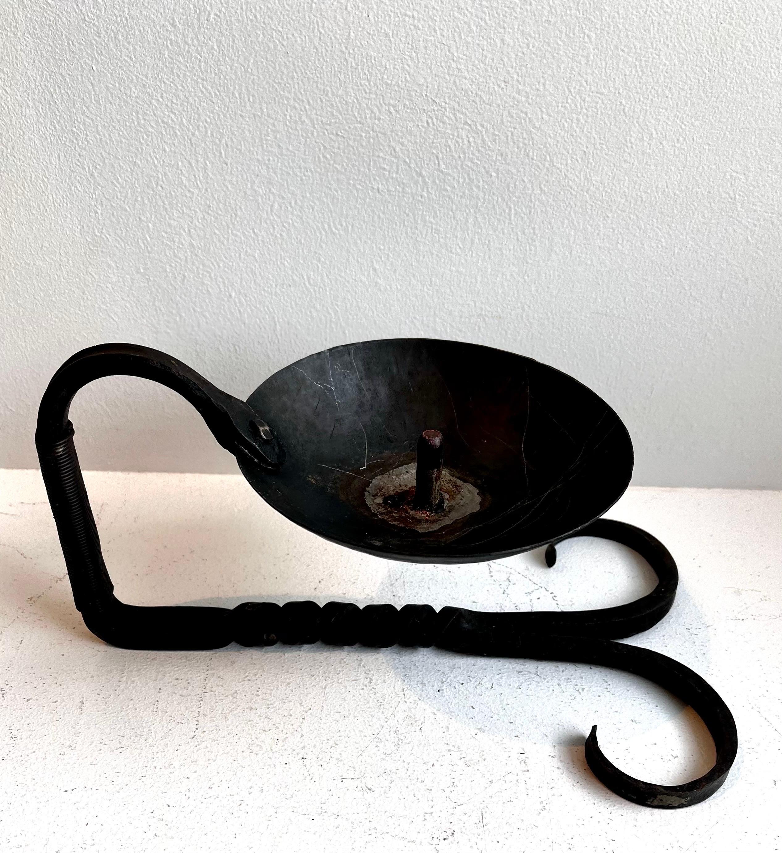 Schwarzer schmiedeeiserner Chamberstick-Kerzenständer, Künstler unbekannt (20. Jahrhundert) im Angebot