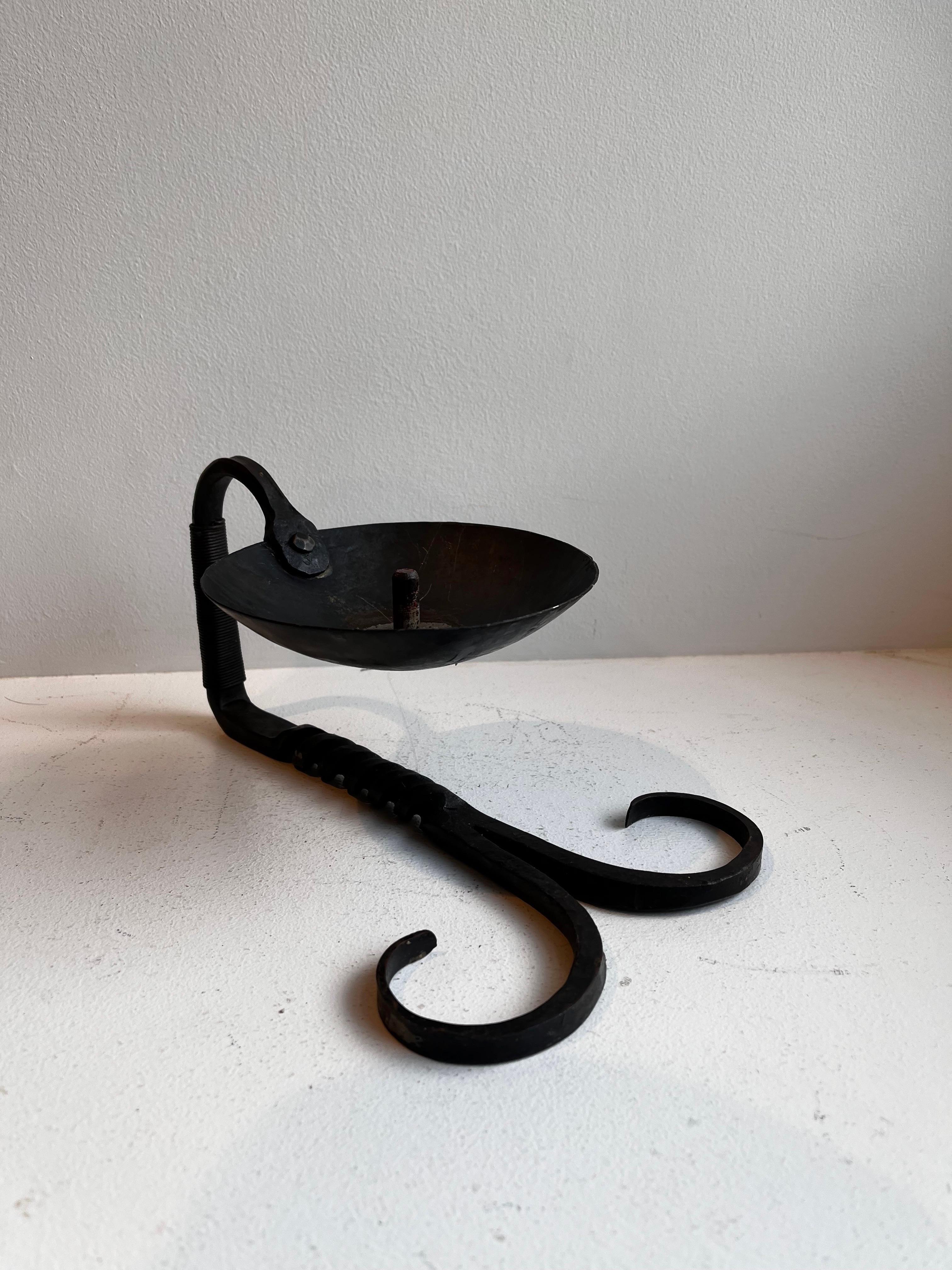 Schwarzer schmiedeeiserner Chamberstick-Kerzenständer, Künstler unbekannt (Metall) im Angebot