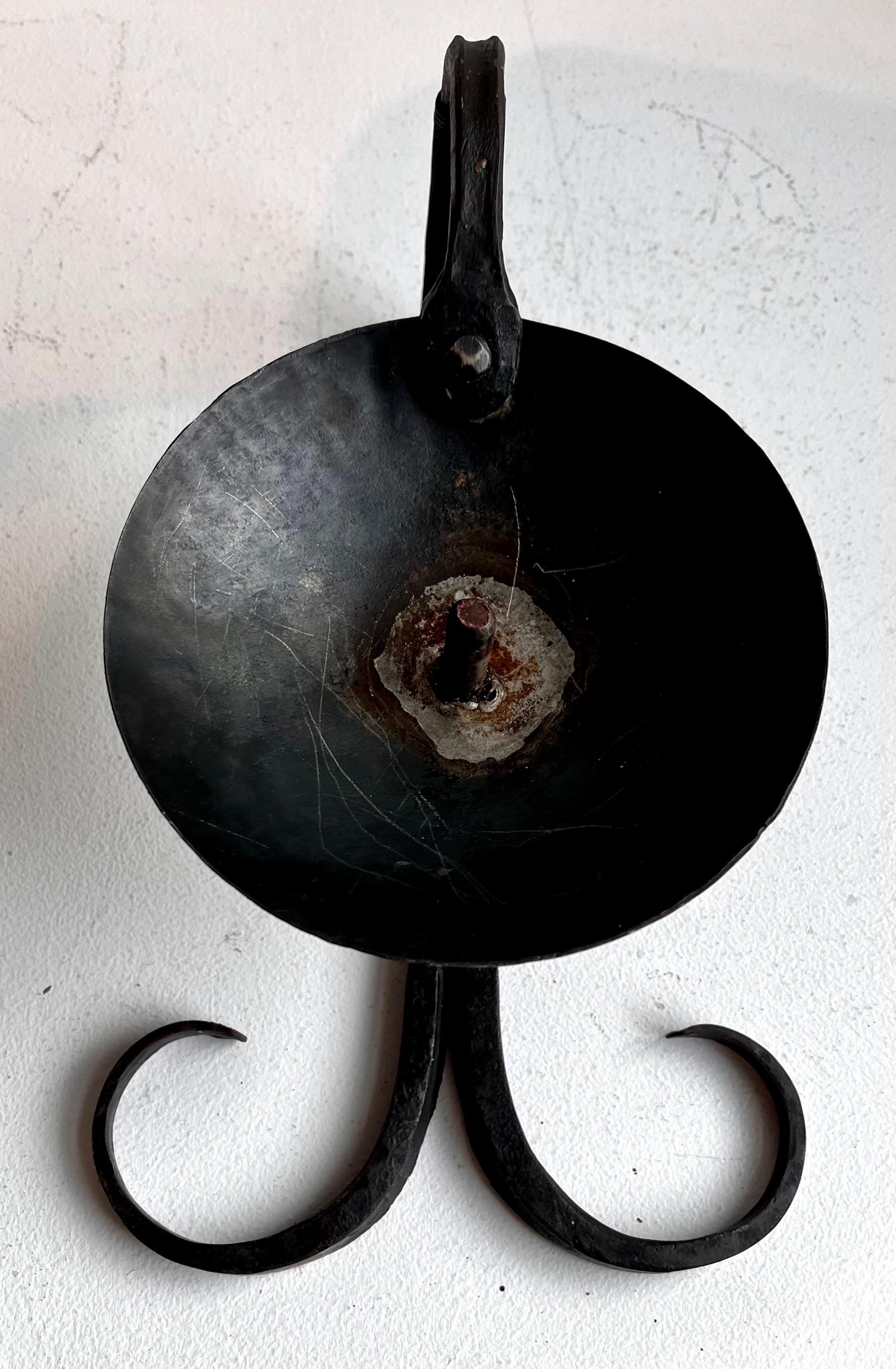 Schwarzer schmiedeeiserner Chamberstick-Kerzenständer, Künstler unbekannt im Angebot 1