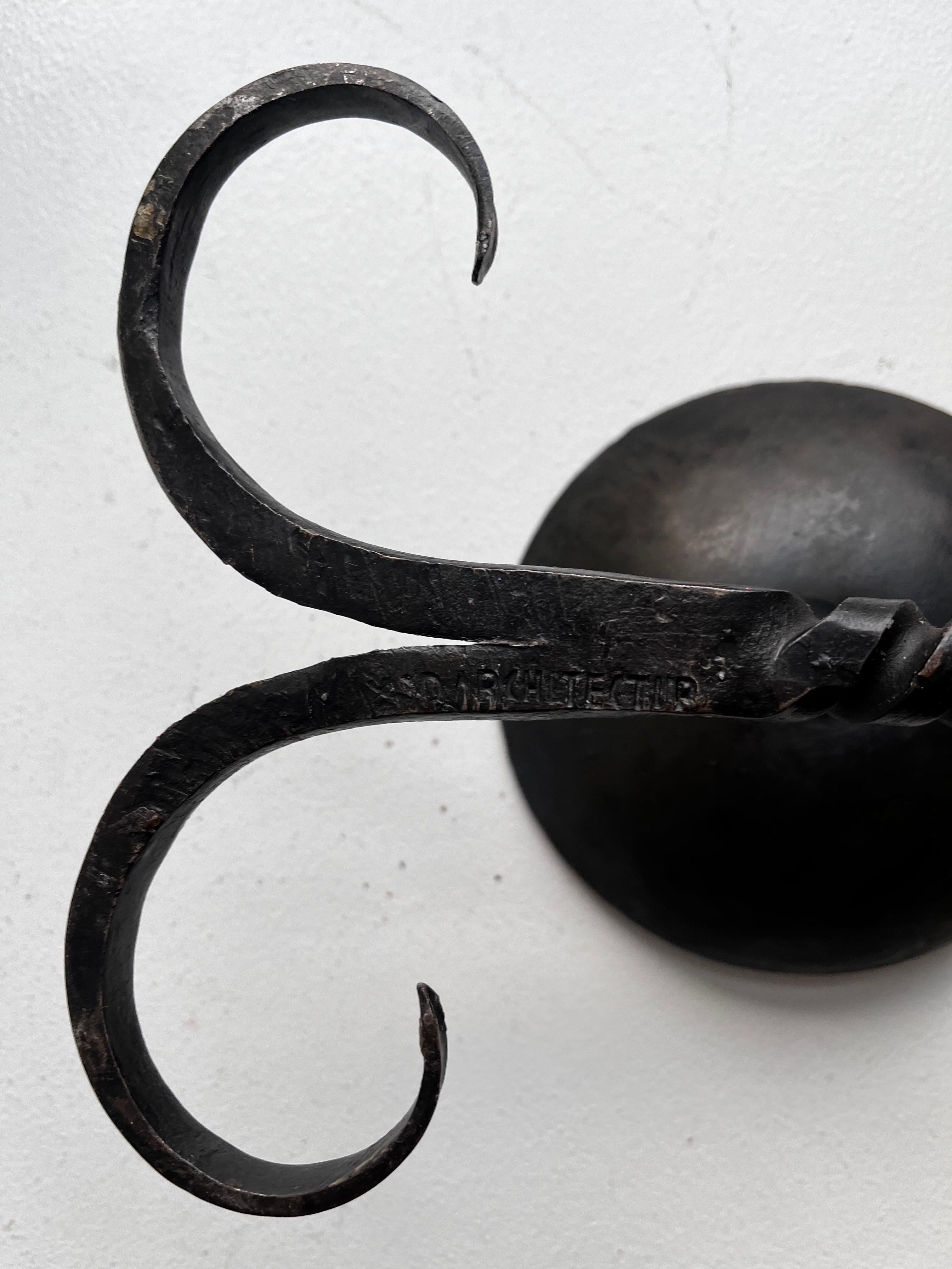 Schwarzer schmiedeeiserner Chamberstick-Kerzenständer, Künstler unbekannt im Angebot 2