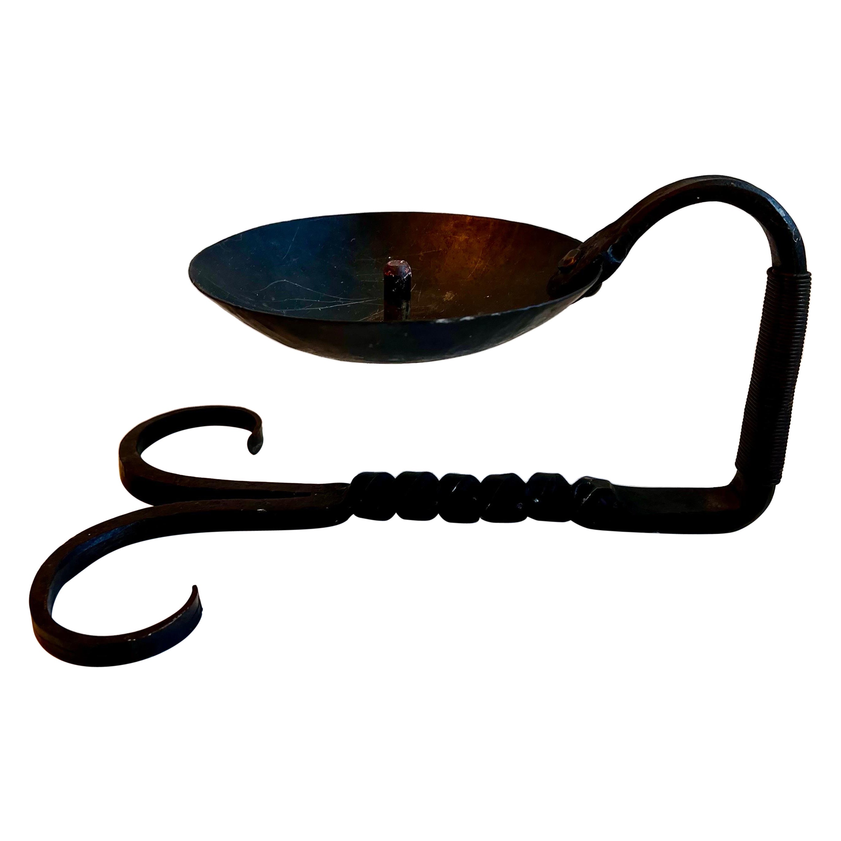 Schwarzer schmiedeeiserner Chamberstick-Kerzenständer, Künstler unbekannt im Angebot