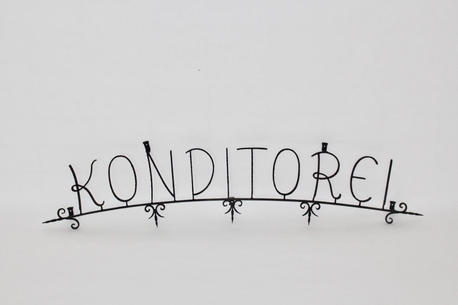 Letras curvas vintage Mid Century Modern de hierro forjado negro diseñadas y fabricadas para una pastelería en Austria, hacia 1950.
Las letras estaban recién lacadas, por lo que este objeto está en buen estado.
Medidas aprox:
Anchura 166