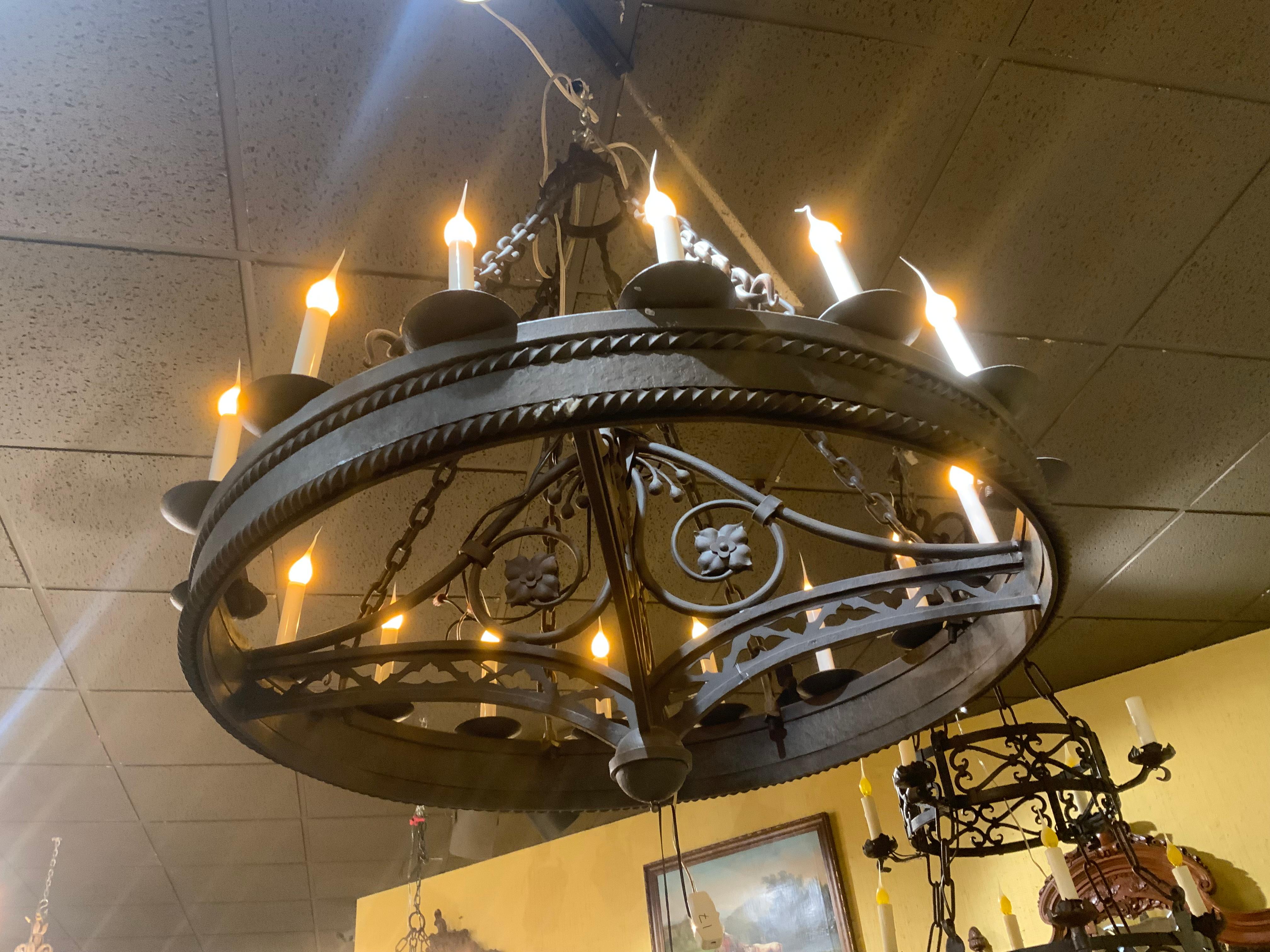Il a été fabriqué sur mesure avec dix-huit lampes. Il est circulaire 
En forme et suspendue par des chaînes réglables 
L'exécution est très fine et bien détaillée. Le câblage
Il est bon et prêt à être installé.