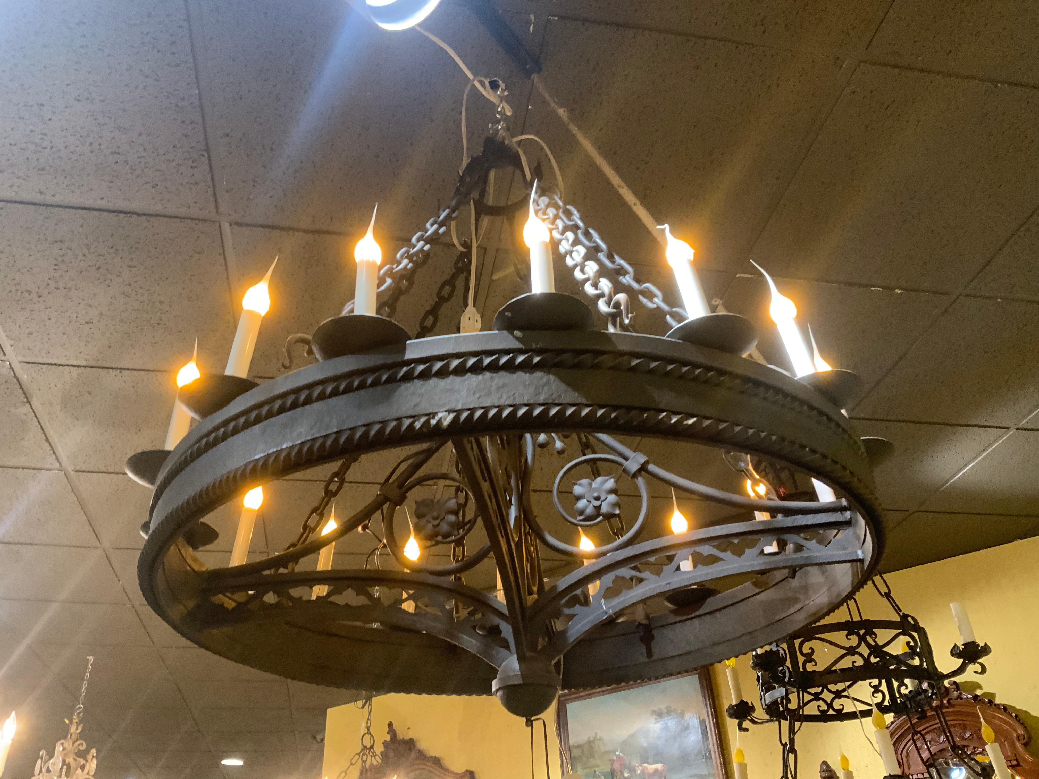 Espagnol Lustre personnalisé en fer forgé noir avec dix-huit lumières en vente