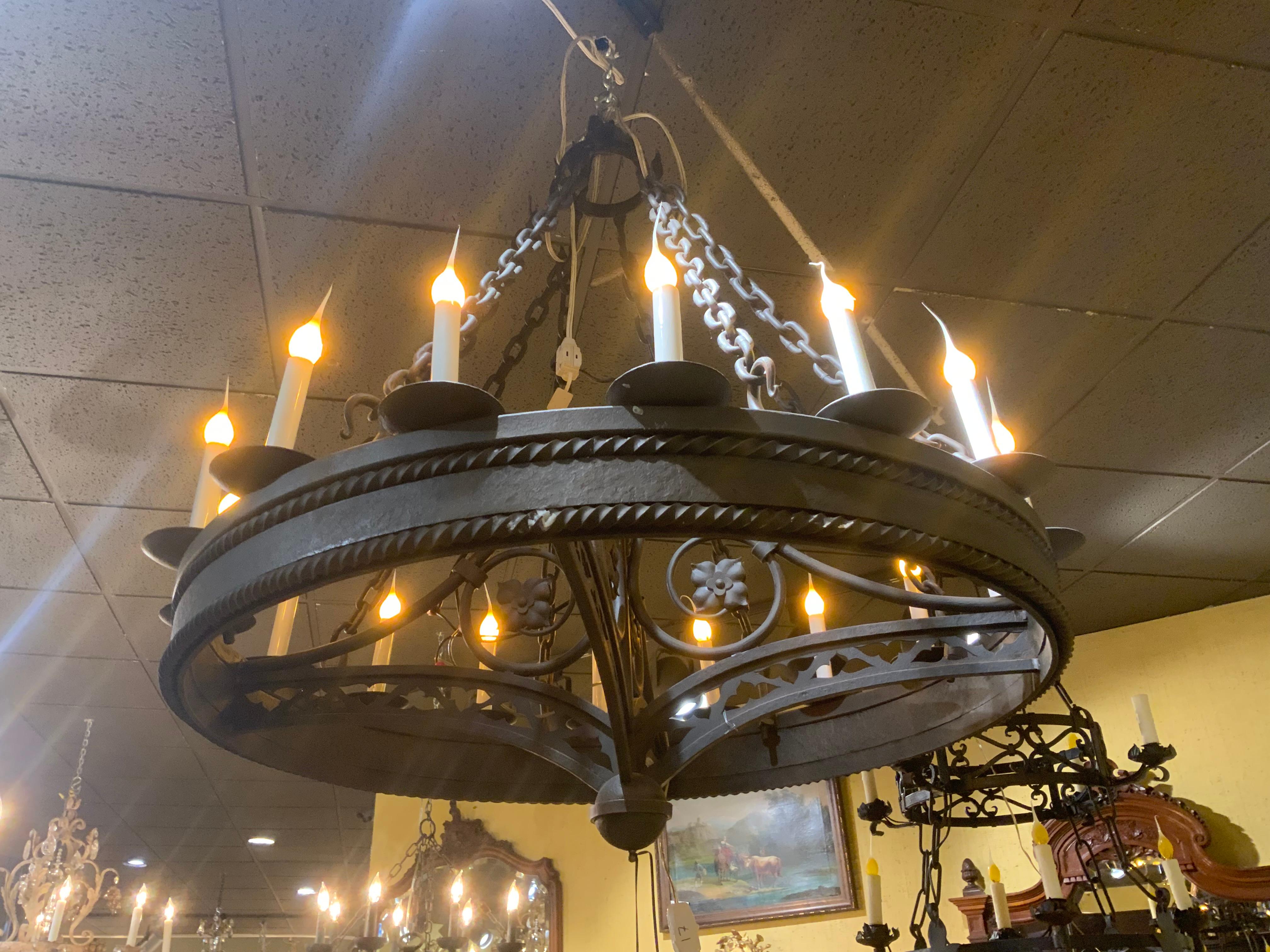 Lustre personnalisé en fer forgé noir avec dix-huit lumières Excellent état - En vente à Houston, TX