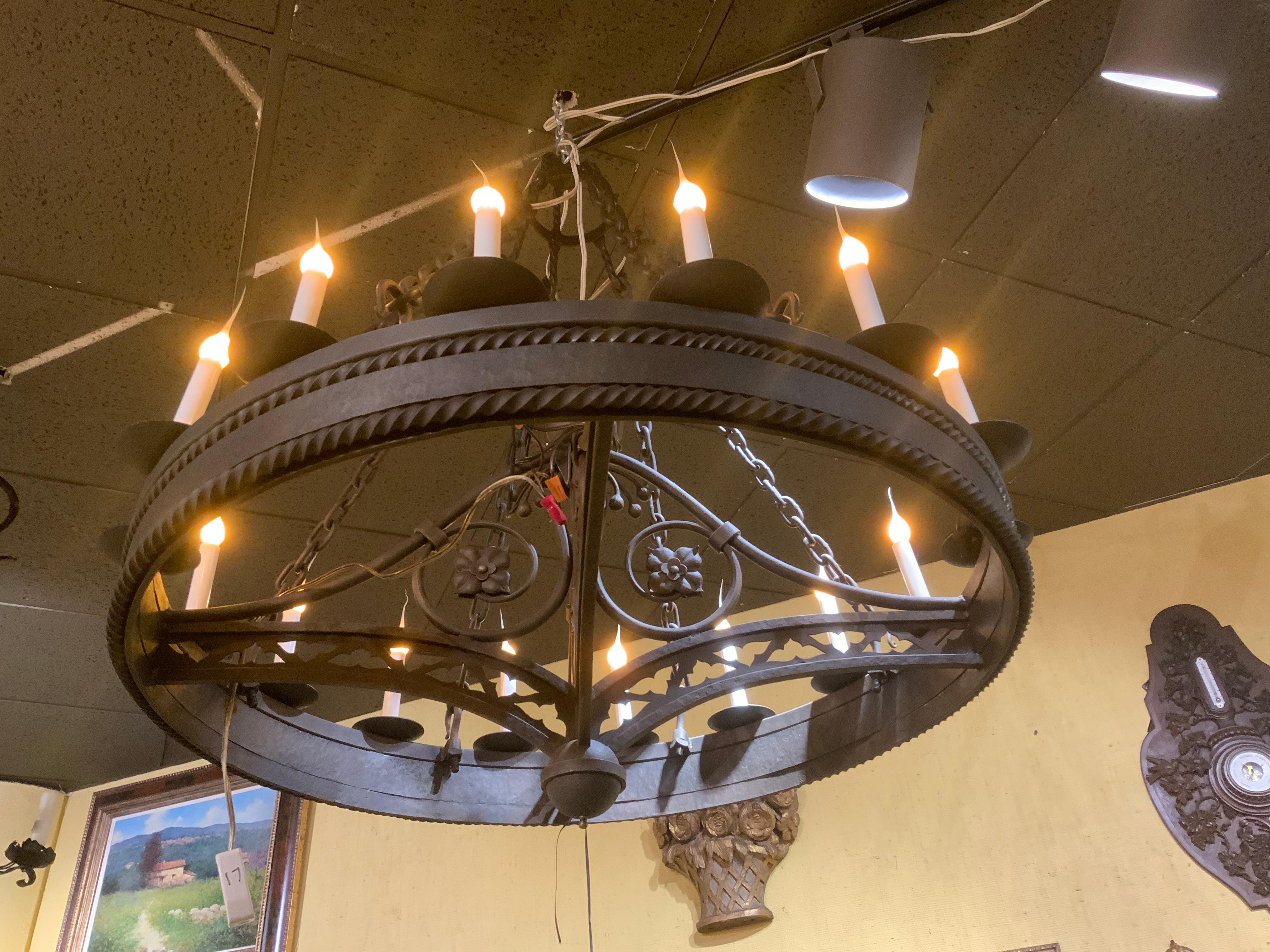 20ième siècle Lustre personnalisé en fer forgé noir avec dix-huit lumières en vente