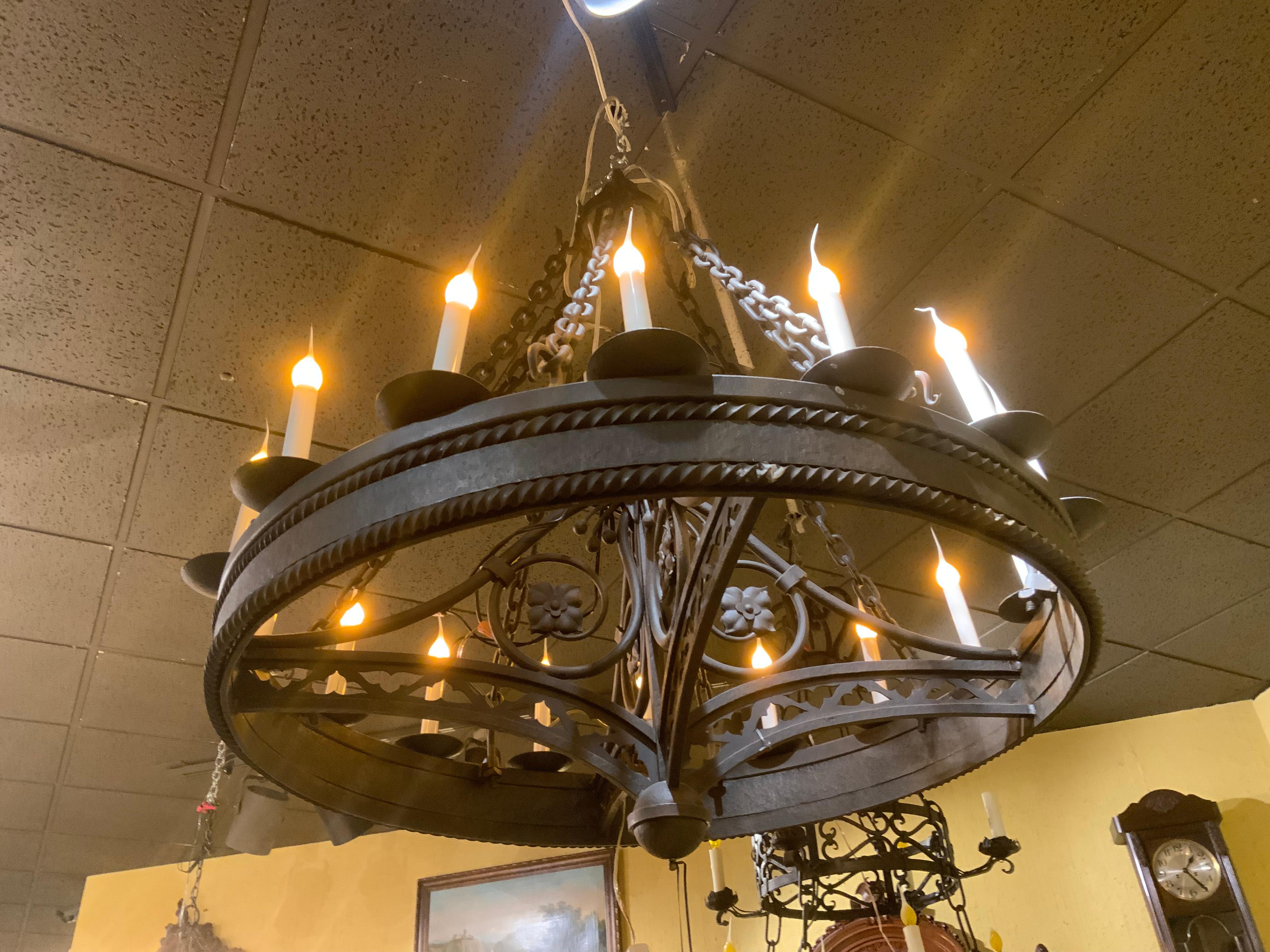 Lustre personnalisé en fer forgé noir avec dix-huit lumières en vente 1
