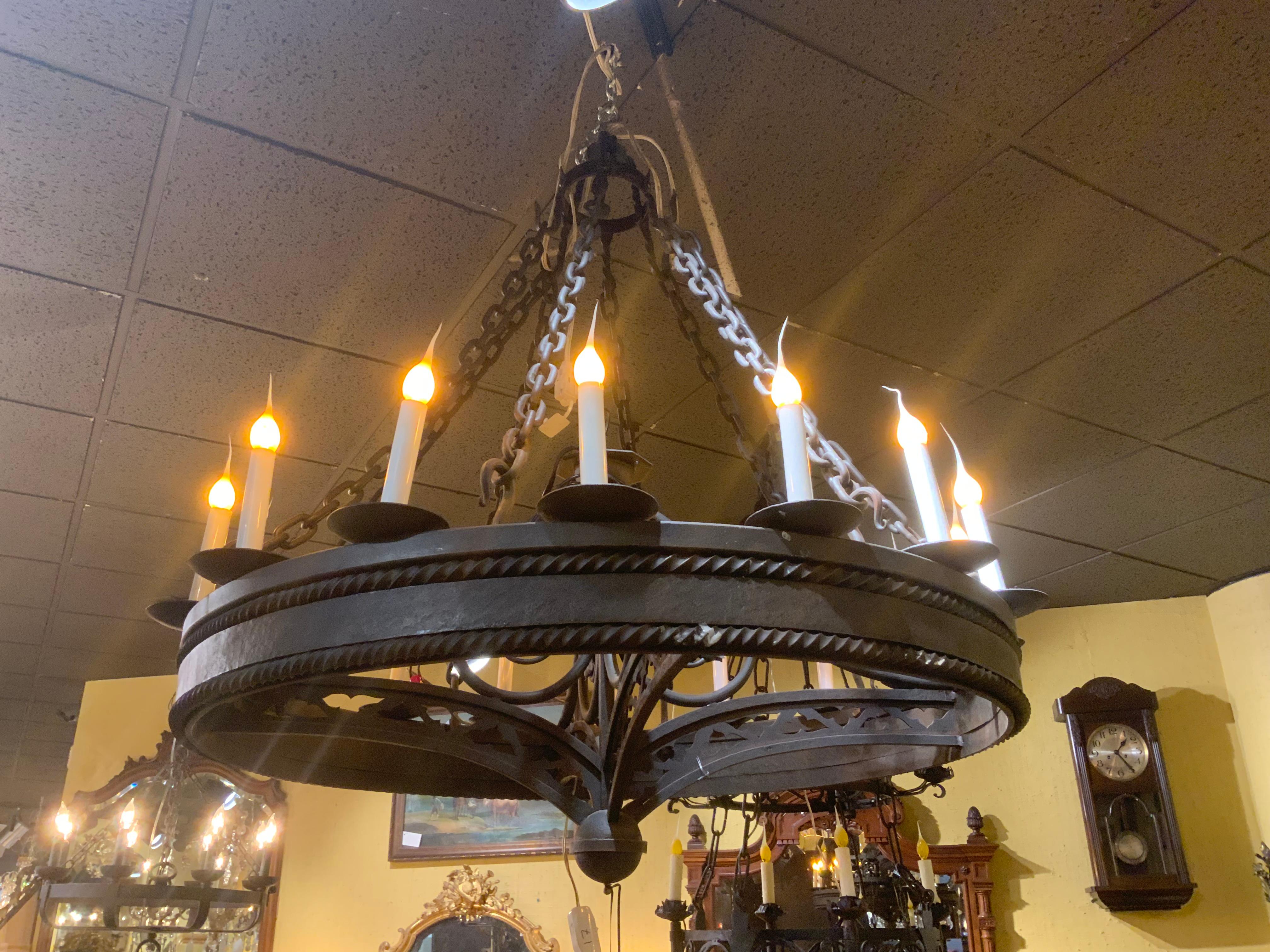 Lustre personnalisé en fer forgé noir avec dix-huit lumières en vente 2