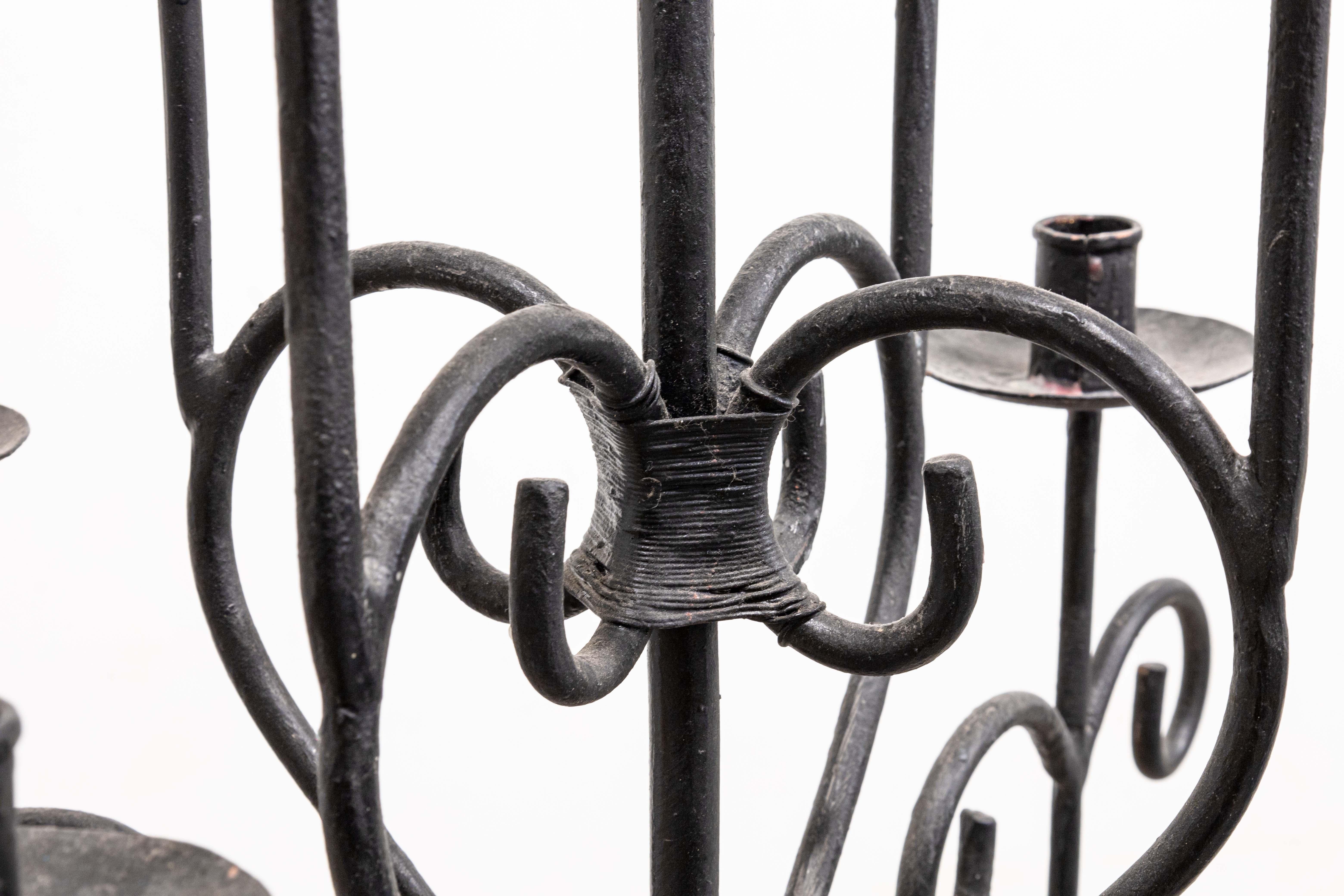 Sconosciuto Candelabro gotico a stelo in ferro battuto nero in vendita
