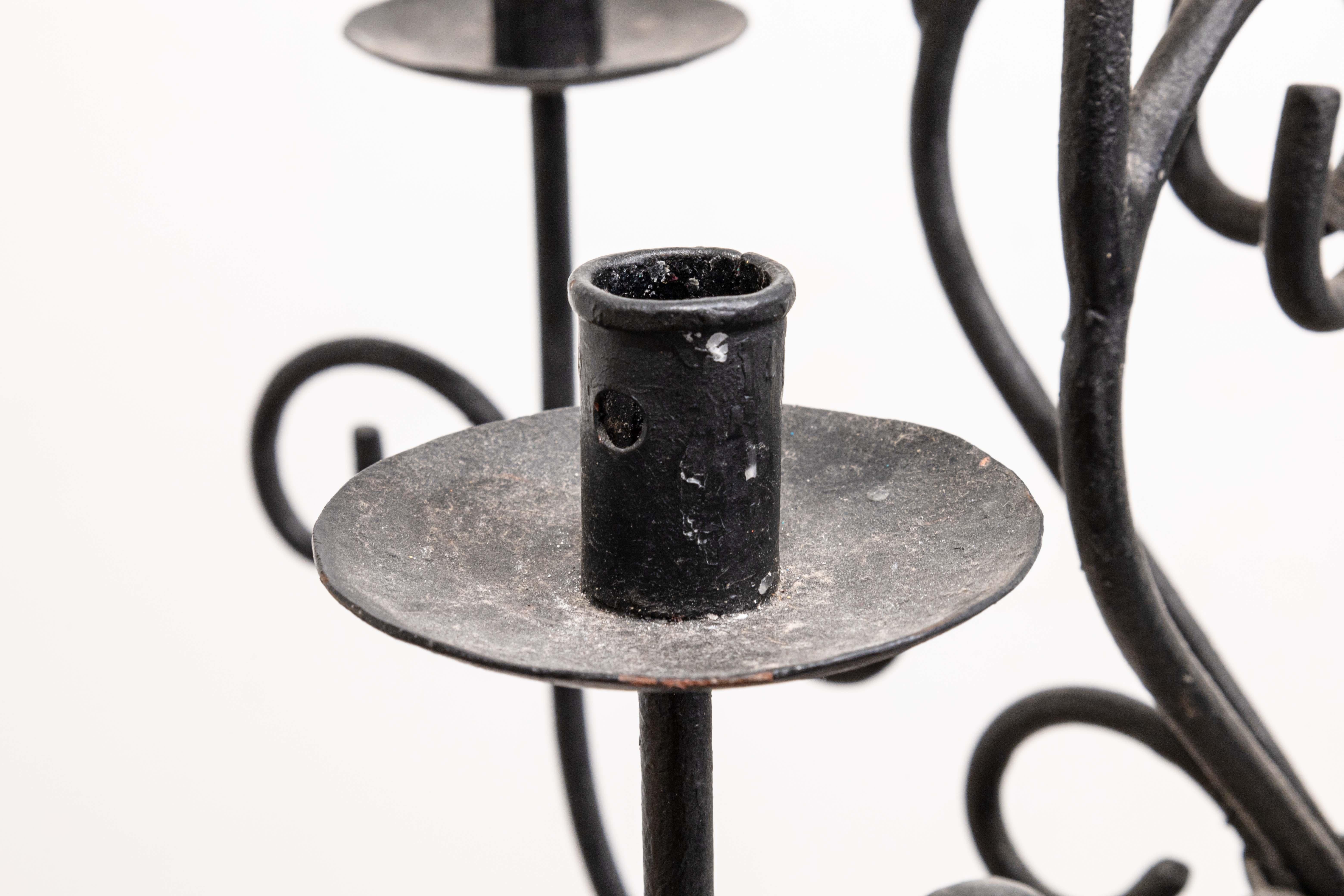 Candelabro gotico a stelo in ferro battuto nero In condizioni buone in vendita a Keego Harbor, MI