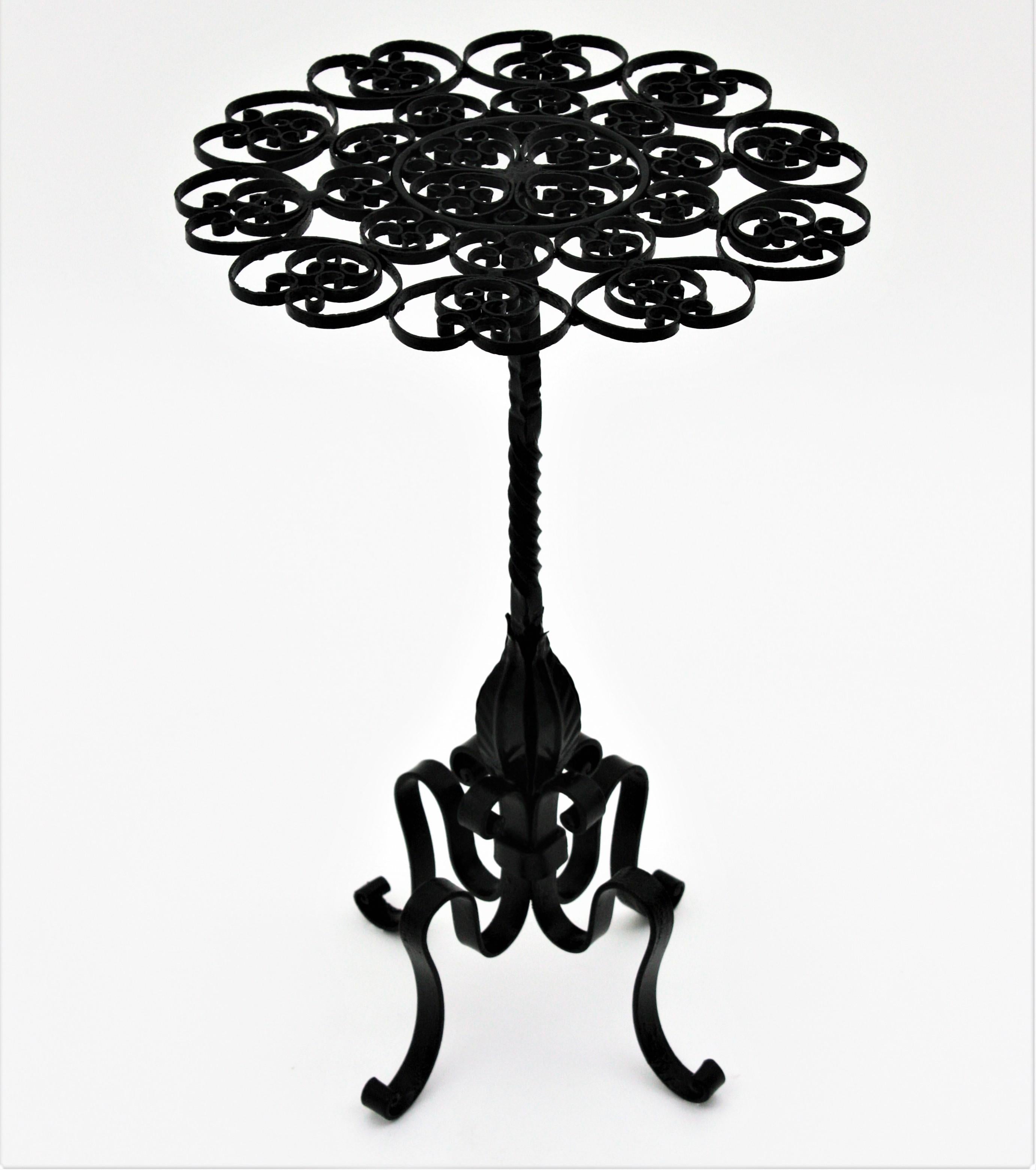 Black Wrought Iron Pedestal Drinks Table with Scrollwork Top In Good Condition In Barcelona, ES