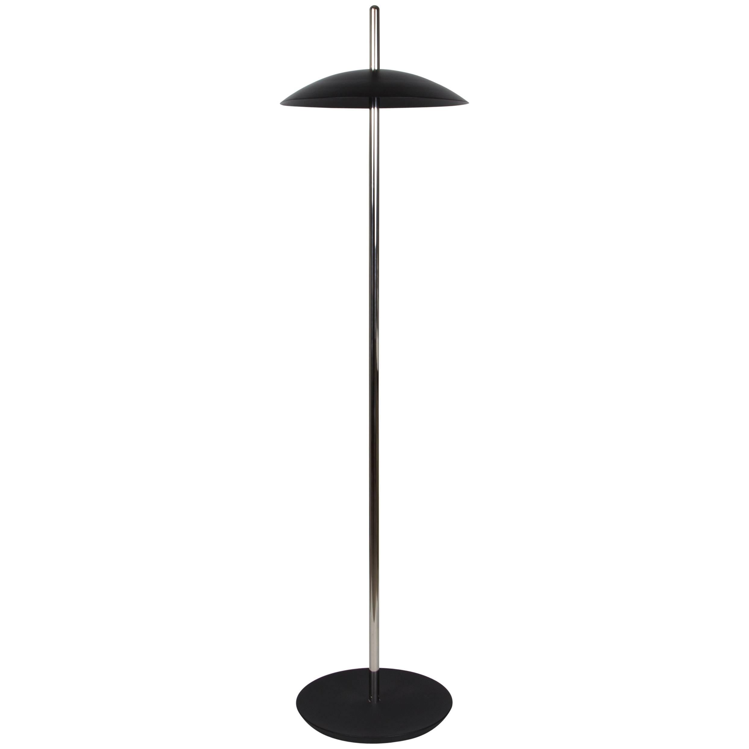 Una clara destilación del peso de la línea, la lámpara de pie Señal se alza sin esfuerzo en prácticamente cualquier entorno. Desde una base de hierro fundido, un tallo pulido se eleva hasta intersectar su pantalla de aluminio hilado, que aloja LED