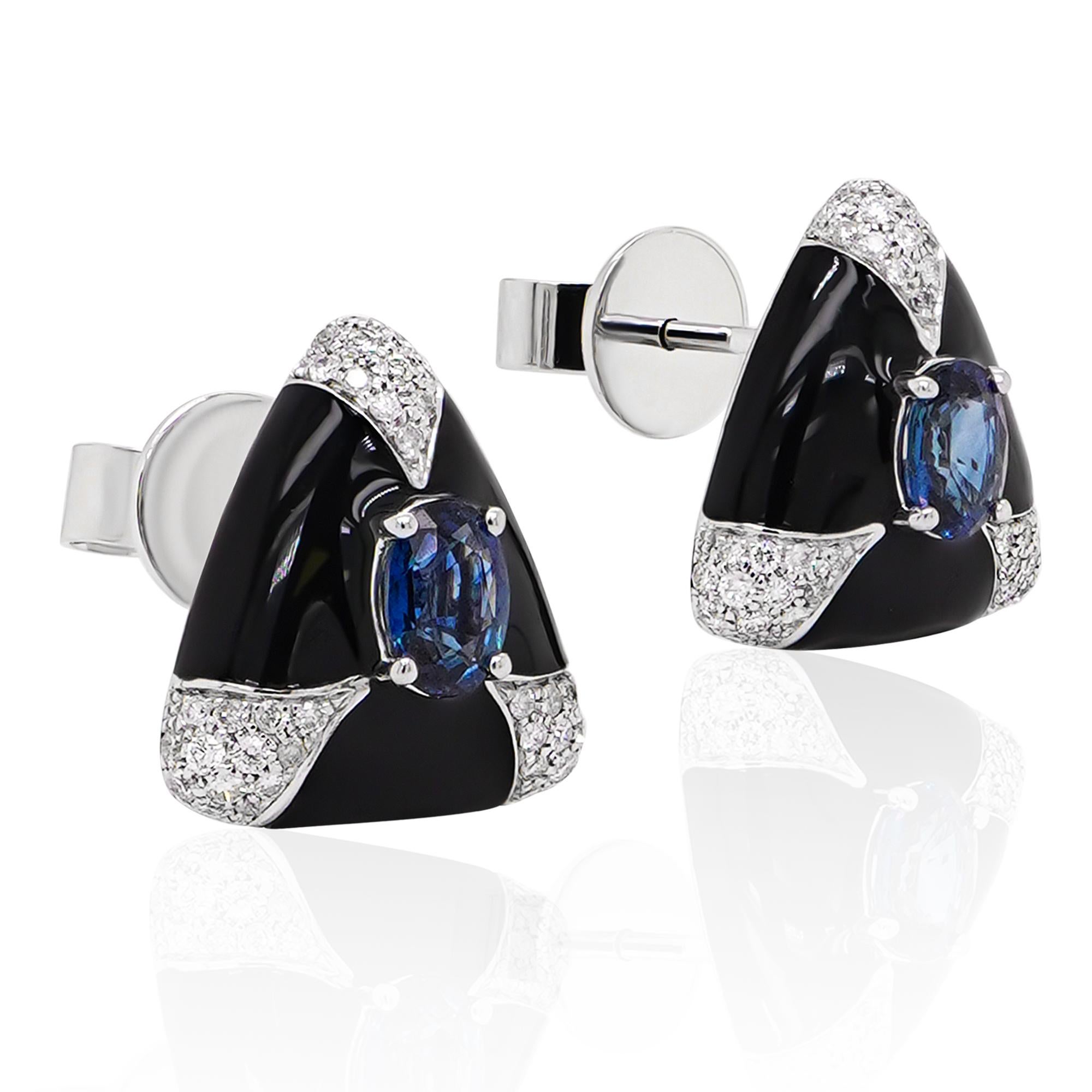 Ein blauer Saphir von 0,69 Karat und ein runder weißer Brillant von 0,25 Karat sind in 18 Karat Gold gefasst. Der Ohrring wurde mit Kunsteis-Emaille hergestellt, was ihm einen sehr kantigen Charakter verleiht. Die Einzelheiten des Diamanten sind