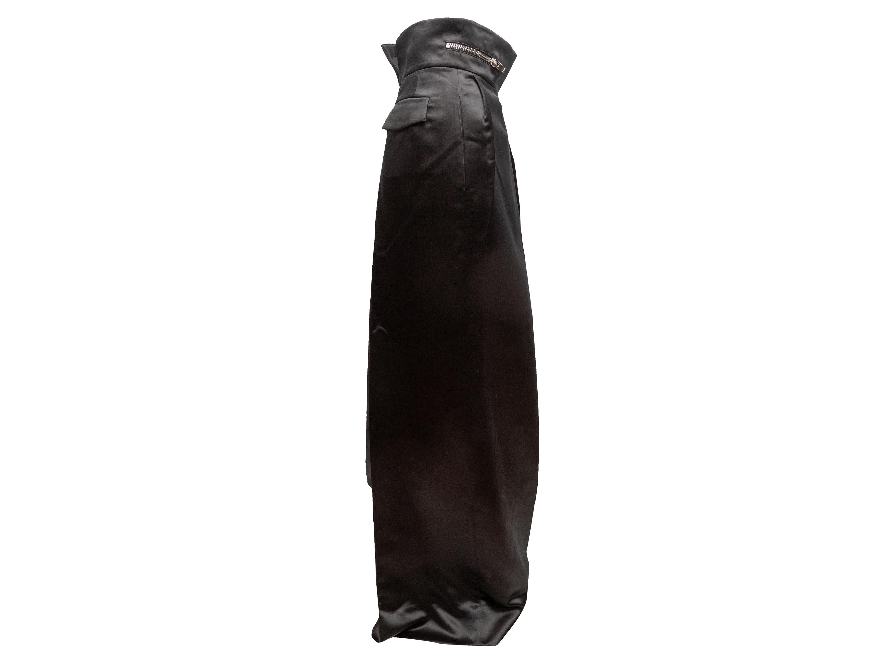 Pantaloni a pieghe in raso nero di Yang Yang. Quattro tasche. Zip ai lati della vita. Chiusura con zip sul retro. Vita 26