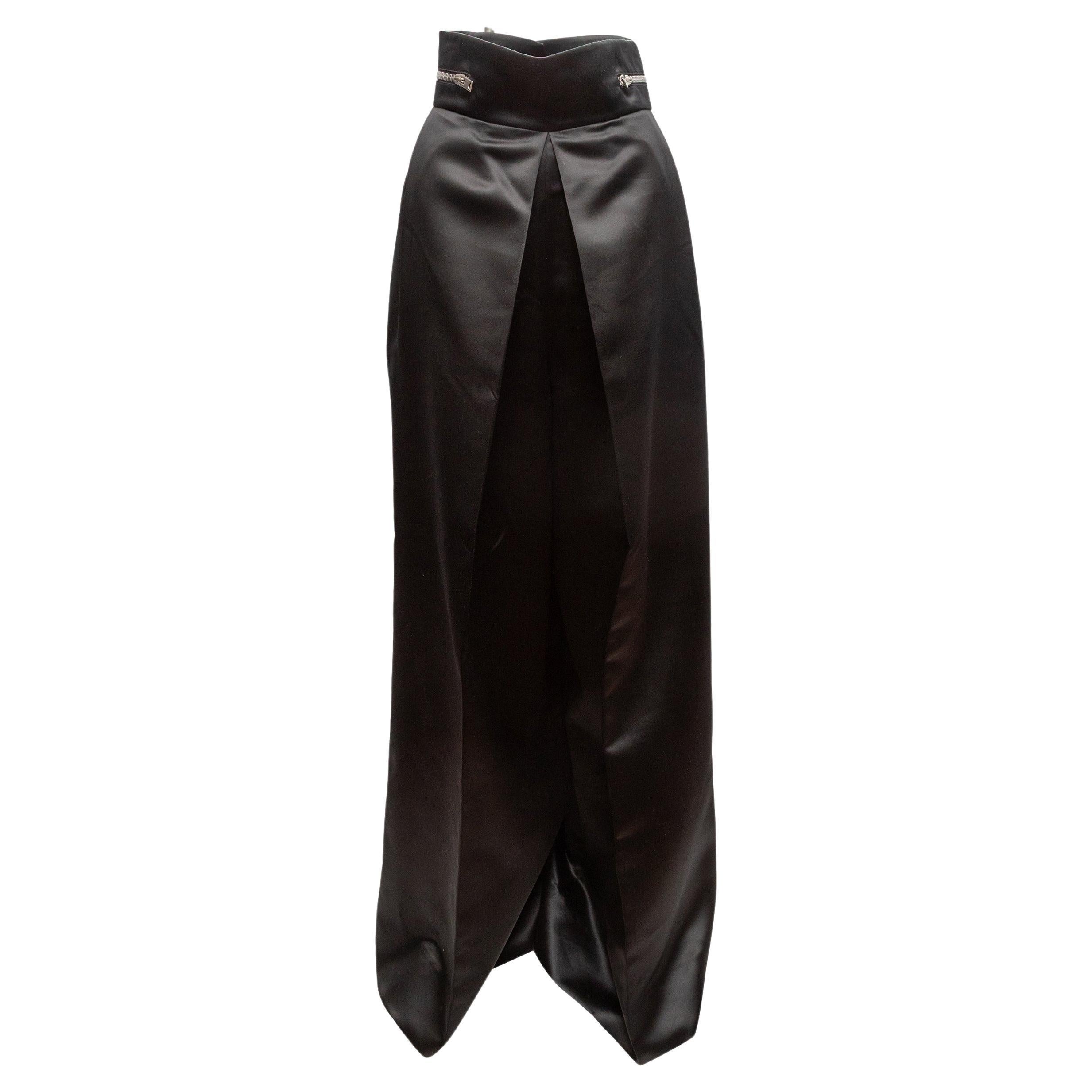 Pantaloni a vita alta a pieghe in raso nero Yang Yang Li Taglia EU 44 in vendita