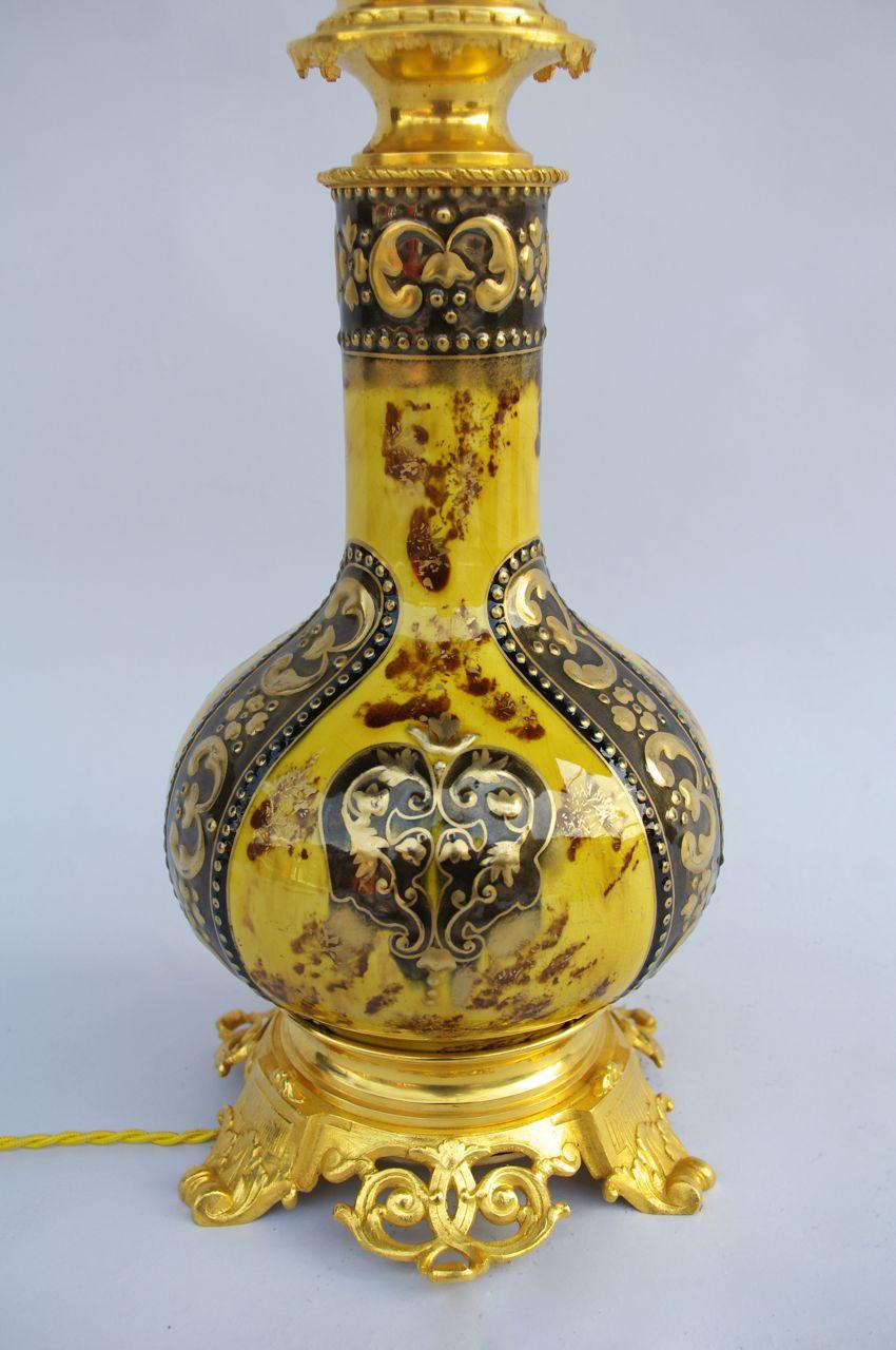 Vernissé Lampe en faïence Lunville noire, jaune et or, vers 1900 en vente