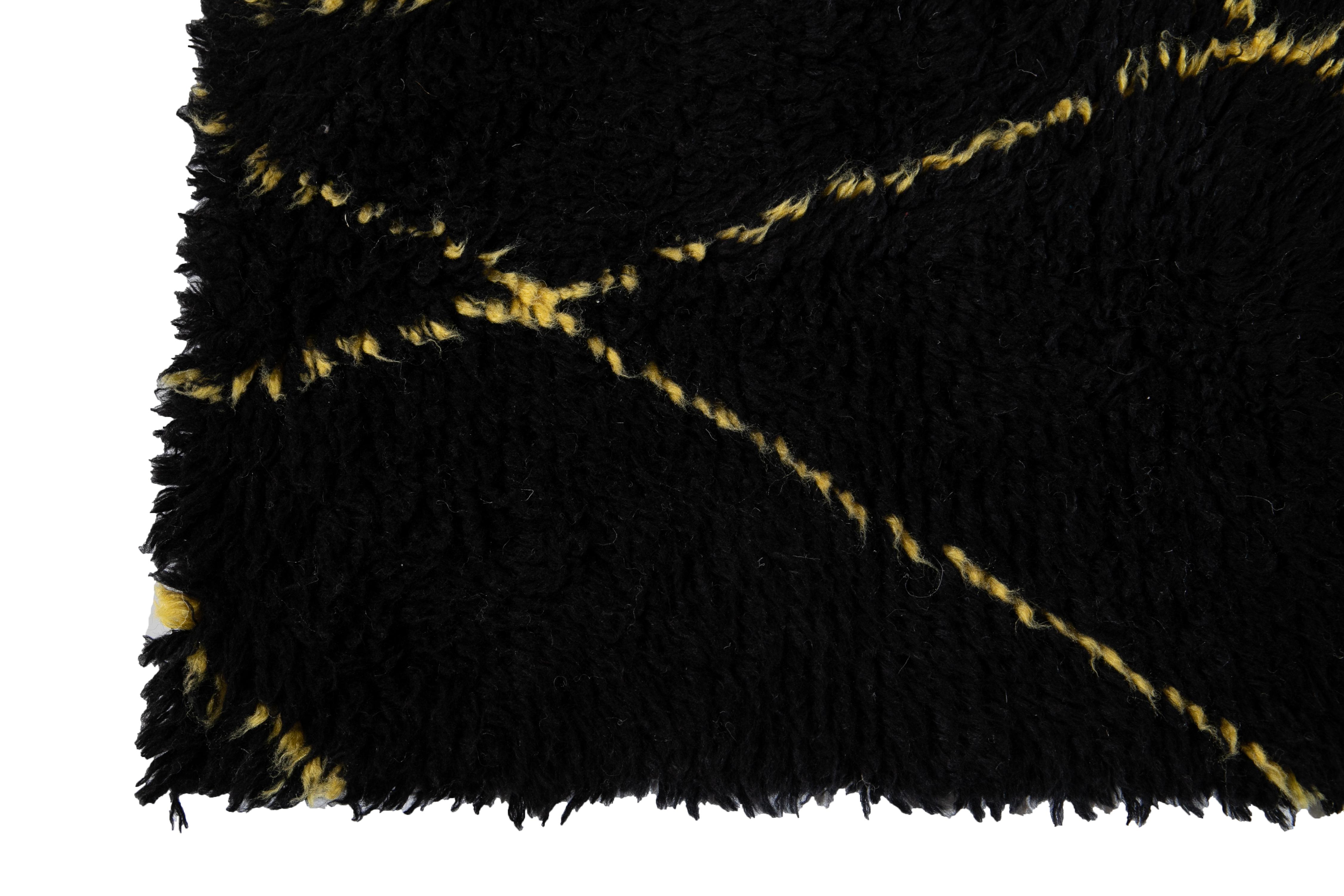 Moderne Tapis personnalisé de style marocain noir et jaune en vente