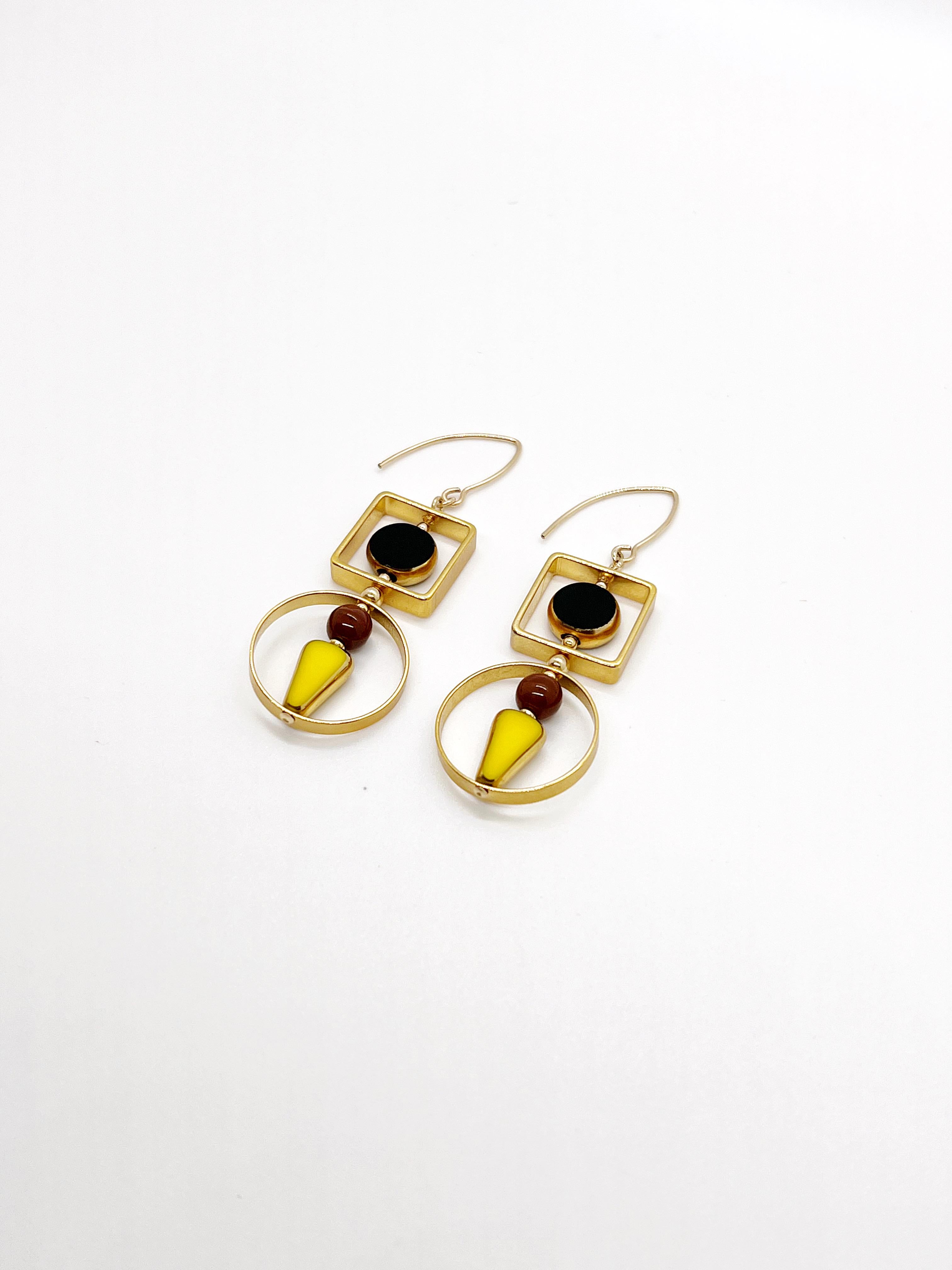 Art déco Boucles d'oreilles Art Deco 2321E en perles de verre allemandes noires et jaunes. en vente