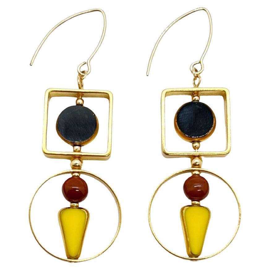 Boucles d'oreilles Art Deco 2321E en perles de verre allemandes noires et jaunes. en vente